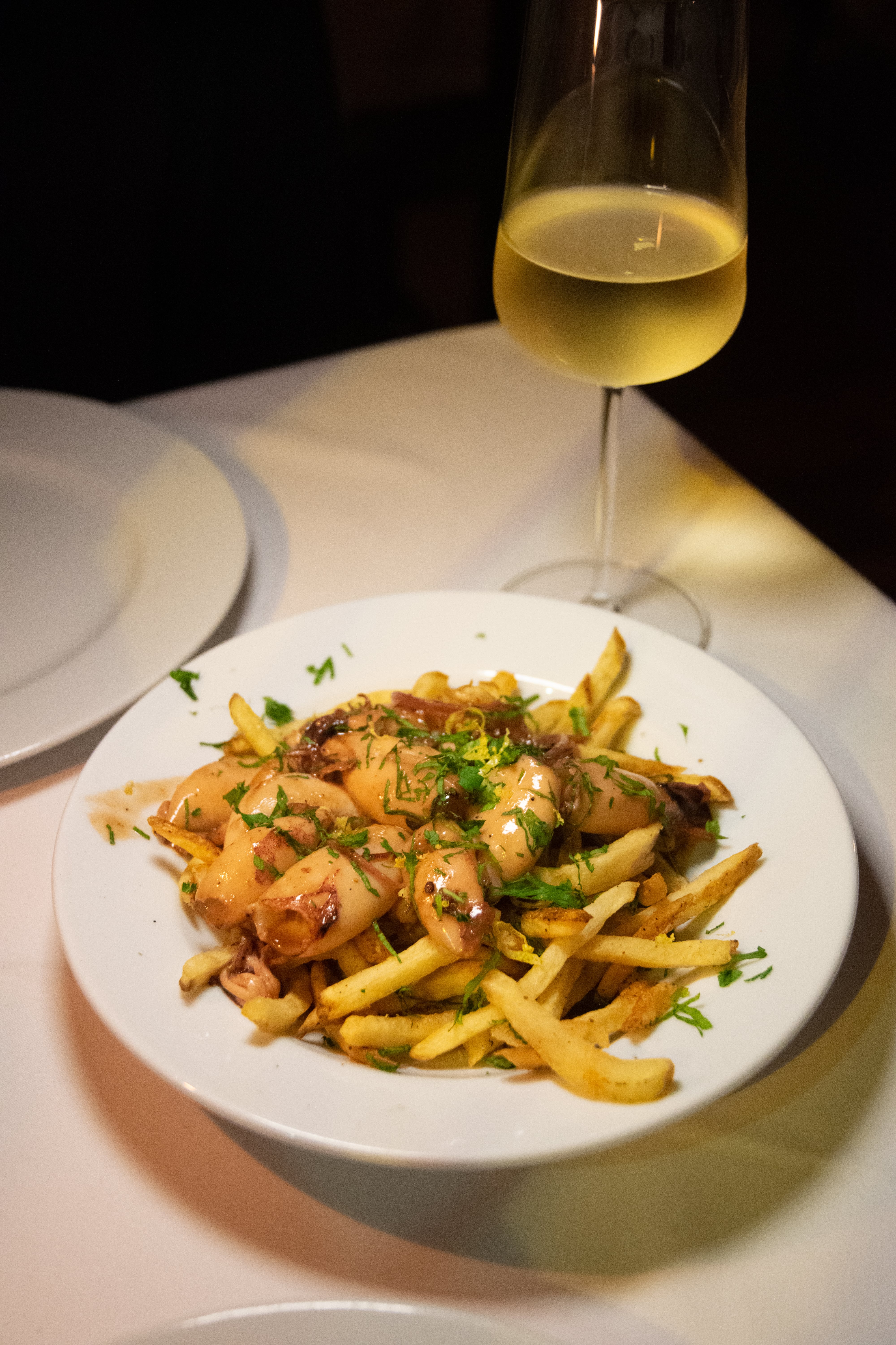 Chipirones a la lionesa con fritas y crocante de ´nduja