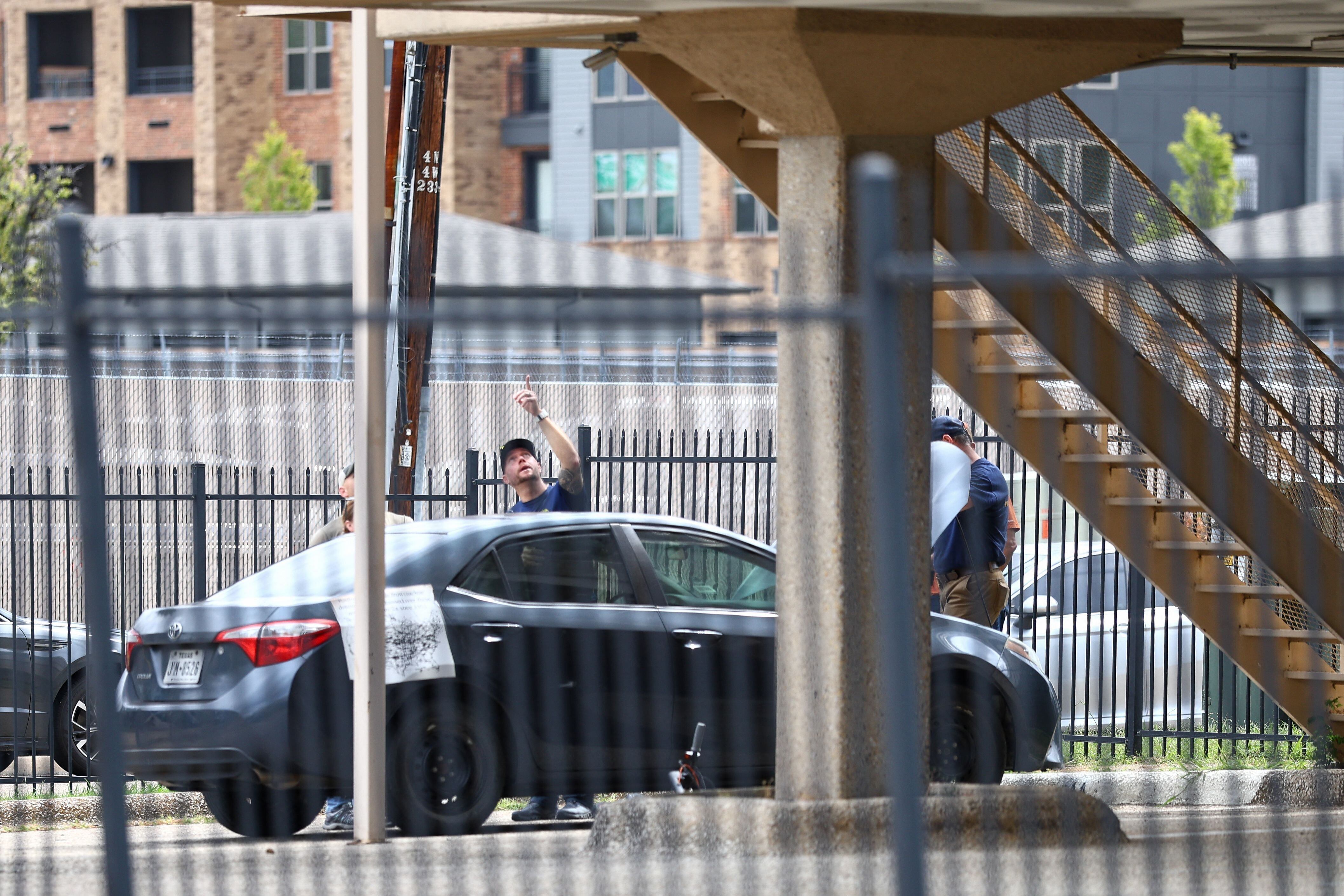 ChatGPT Plus
Agentes de la ley, incluidos miembros del FBI, investigan un vehículo estacionado cerca del edificio que habría sido utilizado por el tirador, tras un tiroteo cerca de una instalación de detención del Servicio de Inmigración y Control de Aduanas (ICE) de Estados Unidos en Dallas, Texas, el 24 de septiembre de 2025.