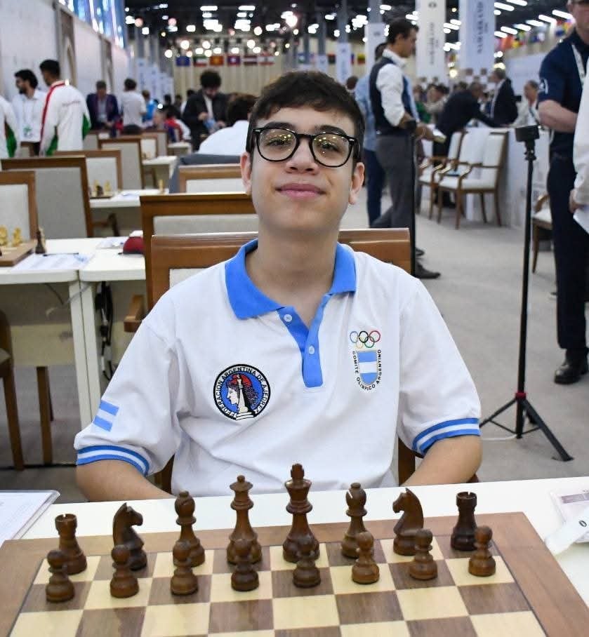 Faustino Oro ante el tablero, una imagen que hace ilusionar al ajedrez argentino
