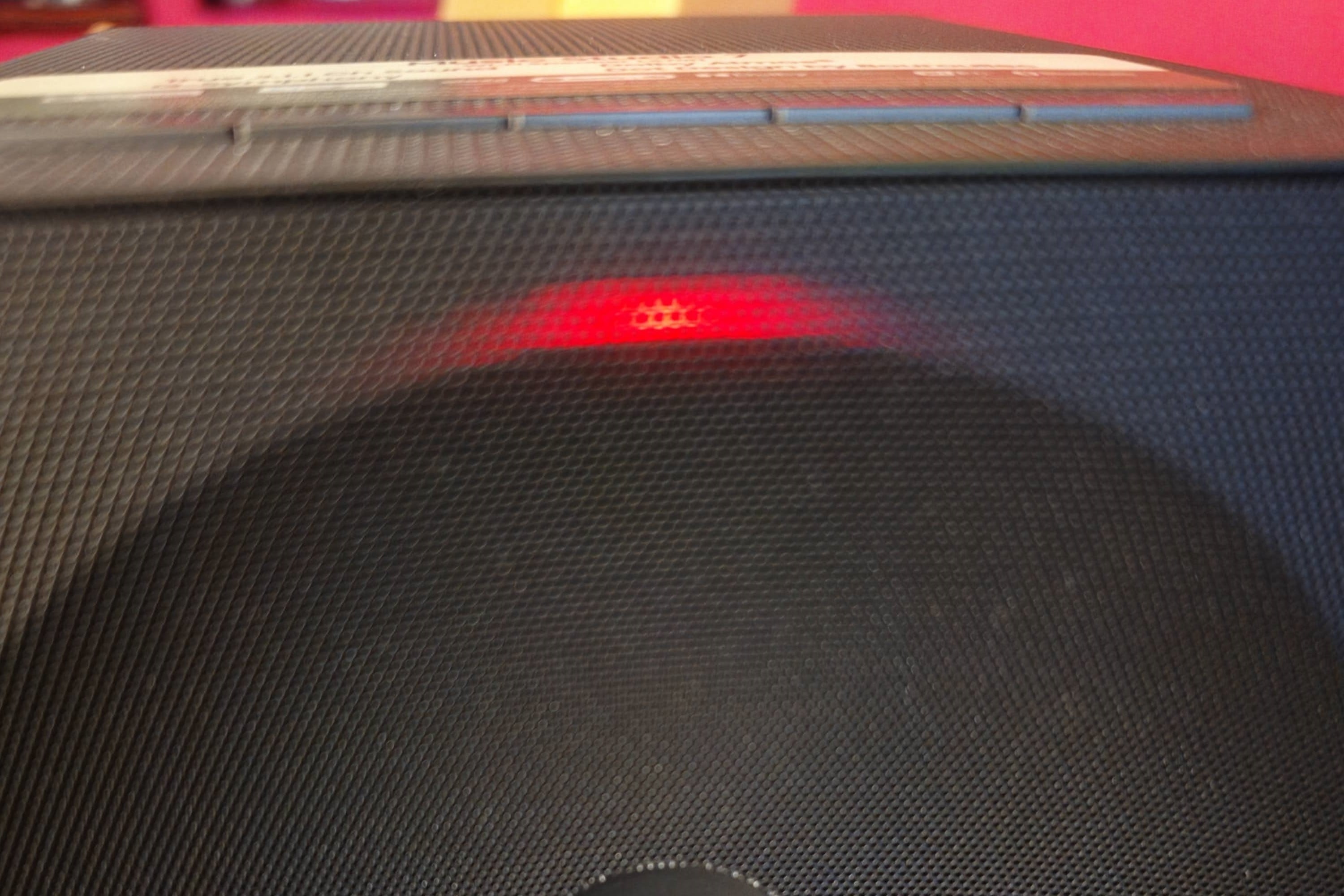 El Music Studio 7 tiene un LED al frente que se ilumina y cambia de color cuando se cambia el volumen, escucha una orden verbal o se mutea (como en este caso)