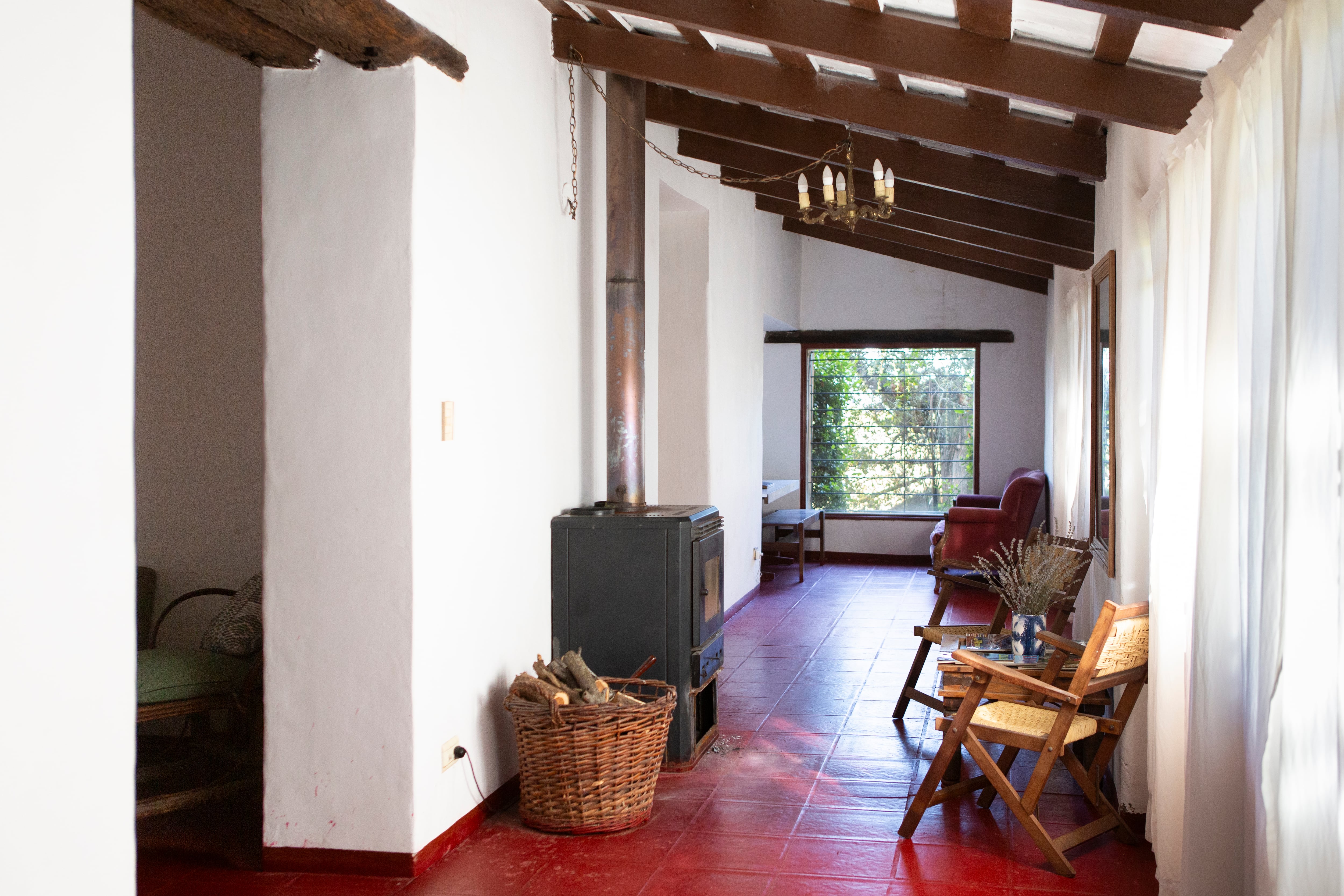 La casa es antigua, pero está muy bien arreglada.