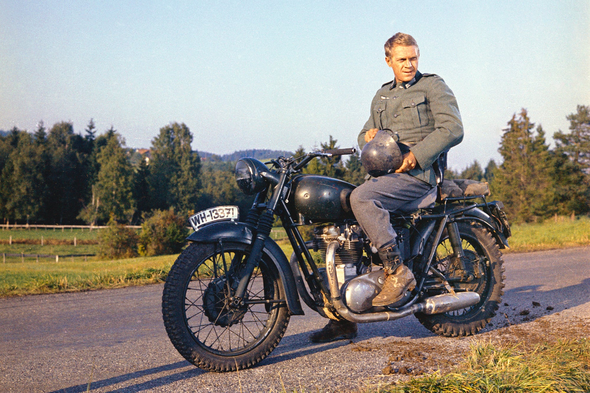 Steve McQueen y su inseparanle motocicleta