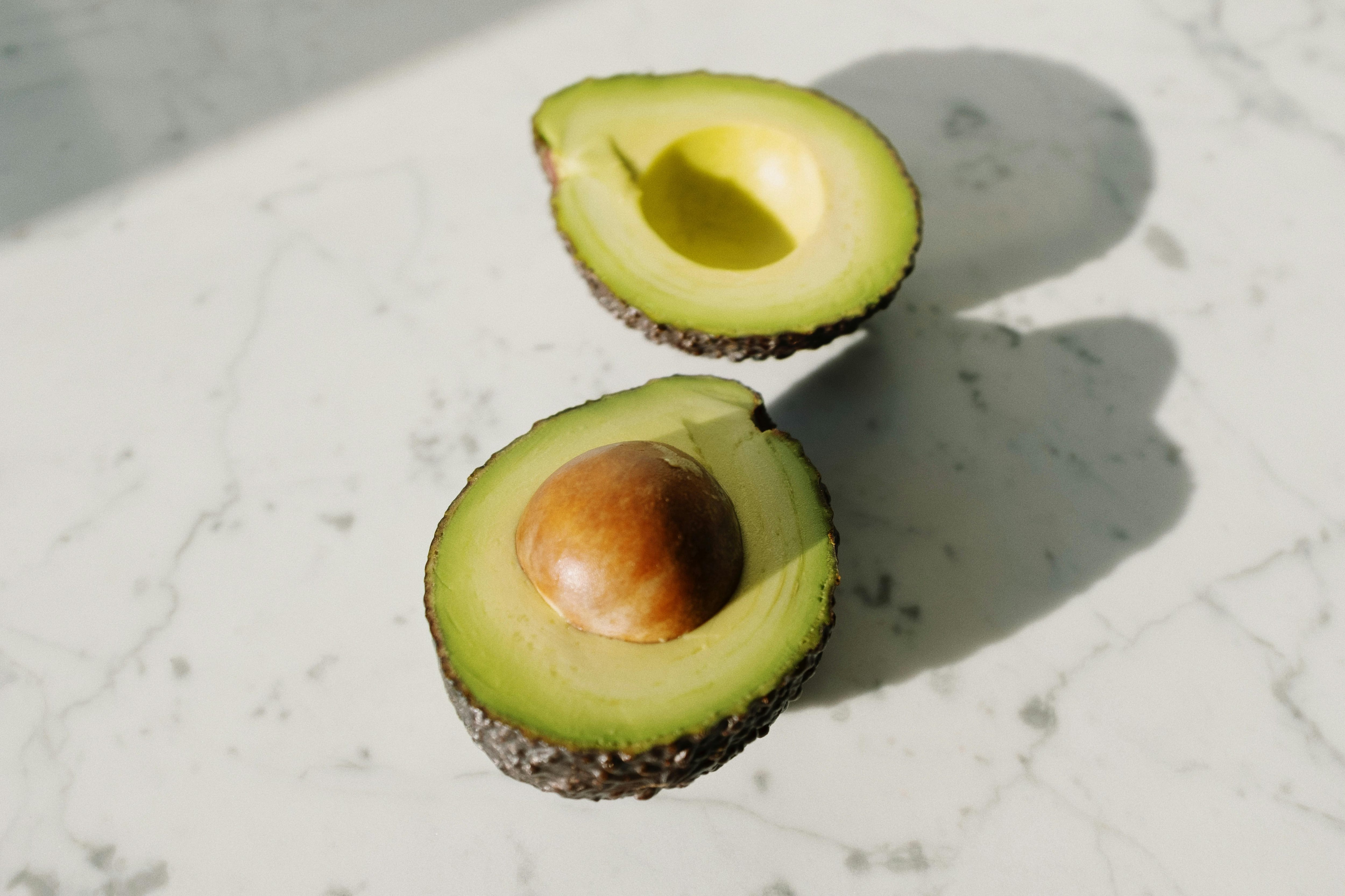 Los ácidos grasos monoinsaturados de la palta ayudan a reducir el colesterol y mejorar la salud cardiovascular