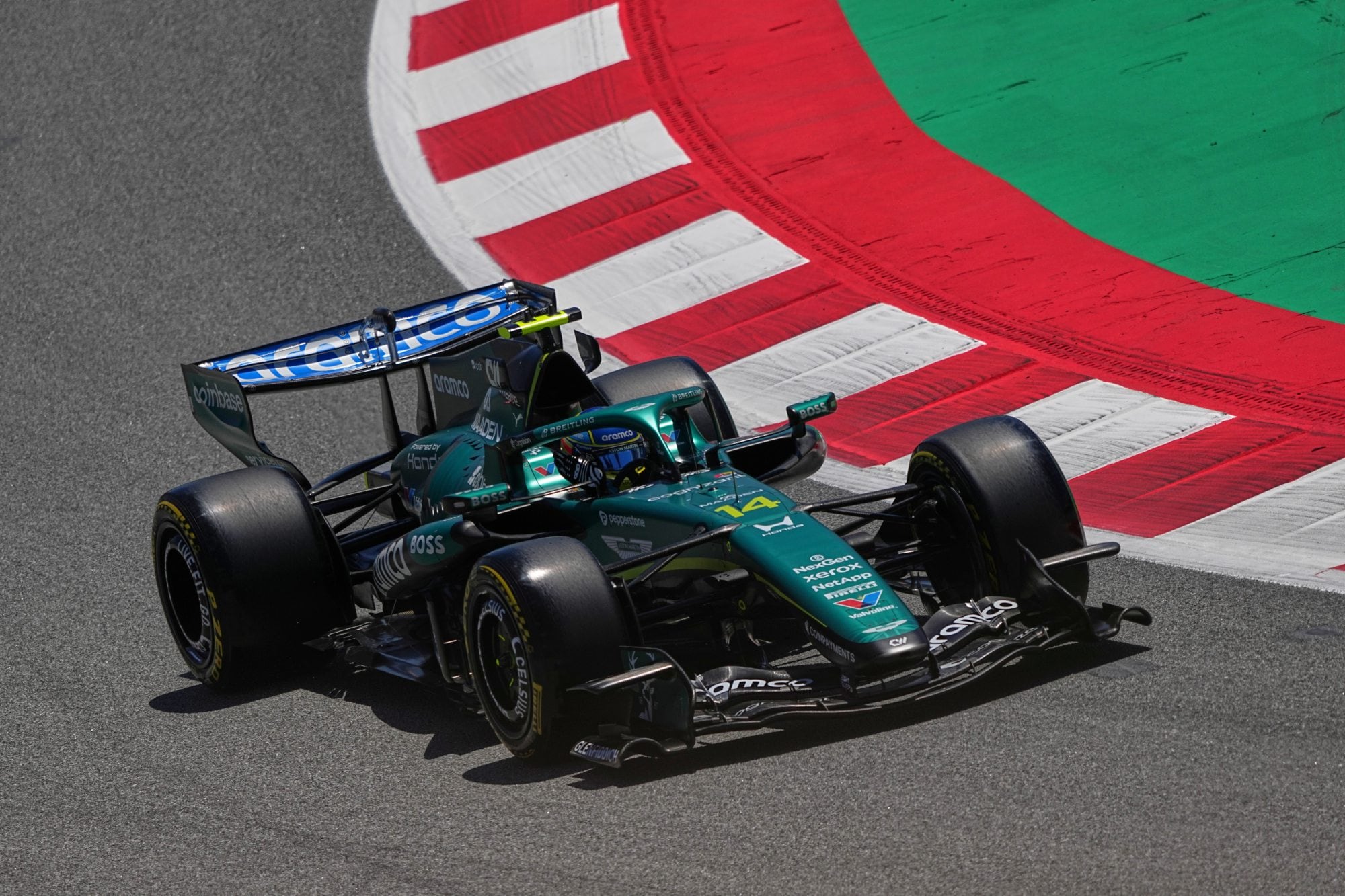 El español Fernando Alonso con su Aston Martin