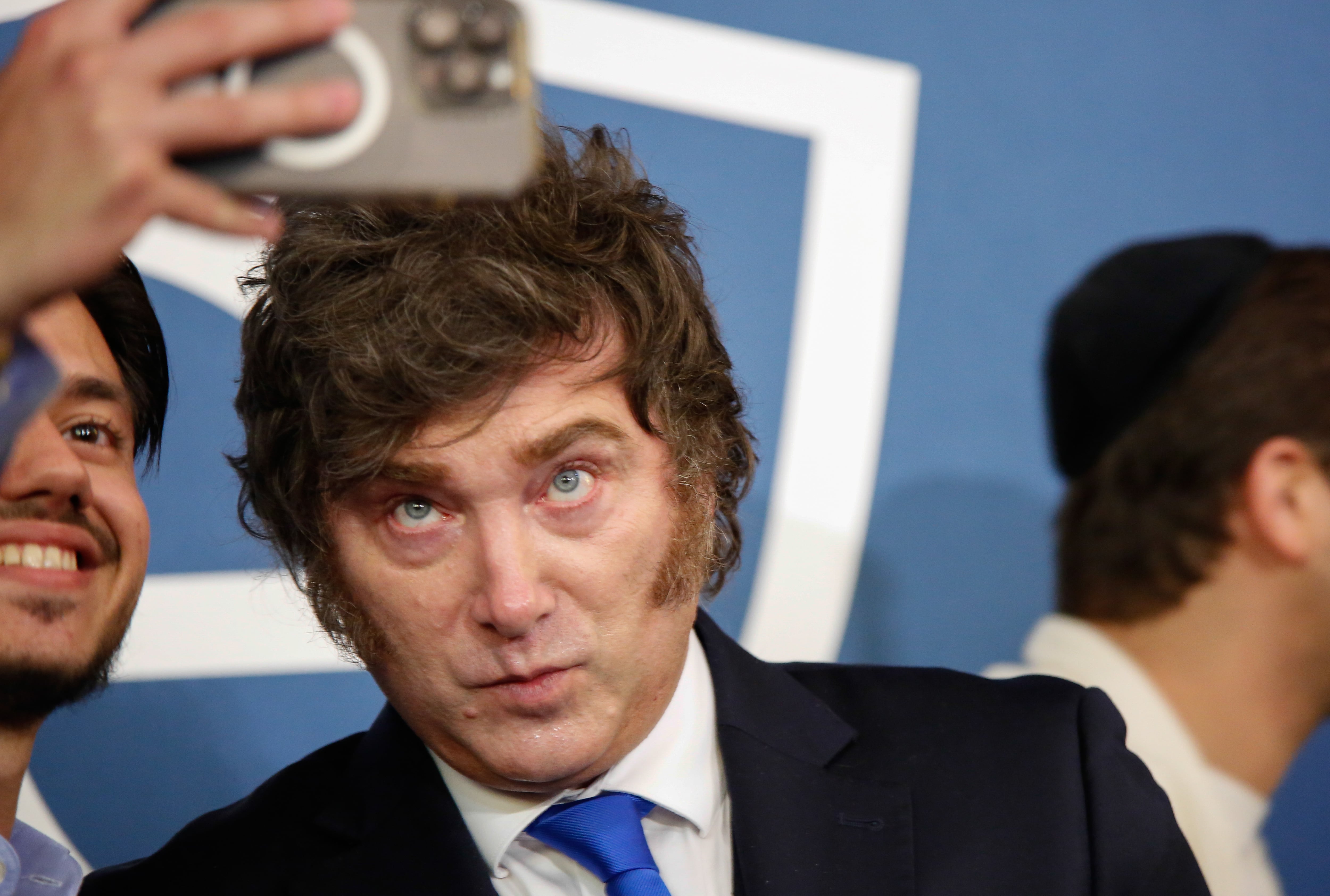 El presidente de Argentina, Javier Milei, posa junto a unos estudiantes y el presidente de la Universidad Yeshiva, el rabino Dr. Ari Berman