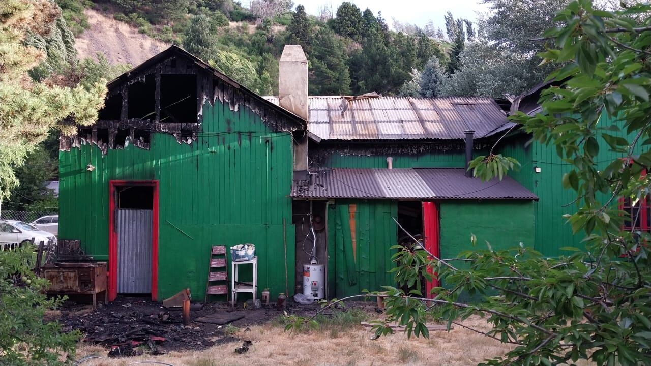 En diciembre de 2024, las llamas consumieron gran parte del techo de la casa