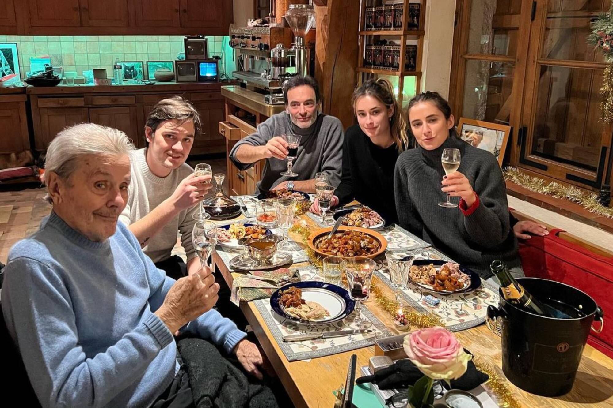 Alain Delon con su familia en 2023.