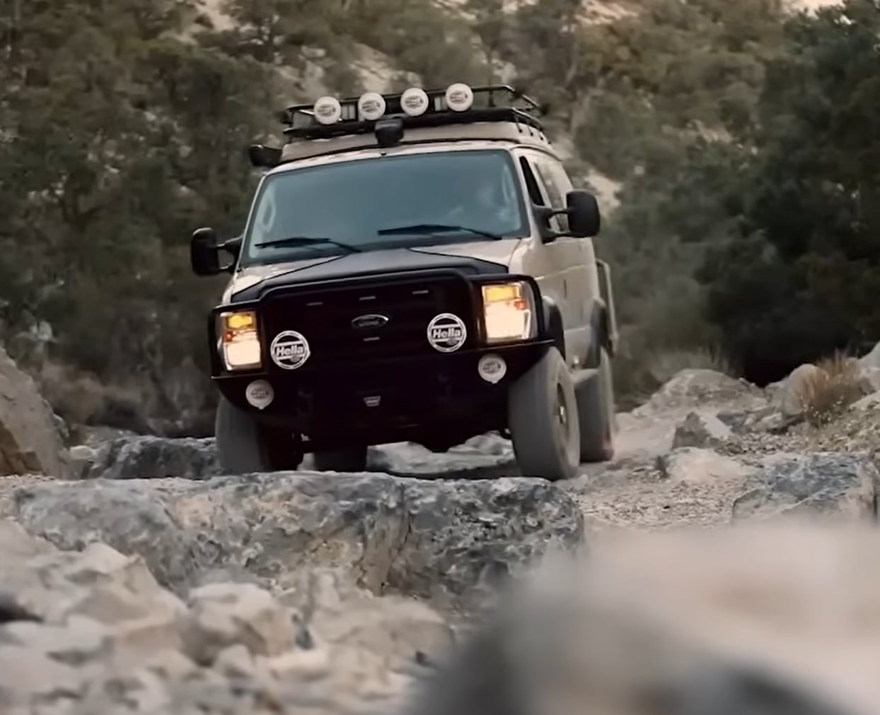 Así es la camioneta que acondicionó la pareja para viajar por todo Estados Unidos