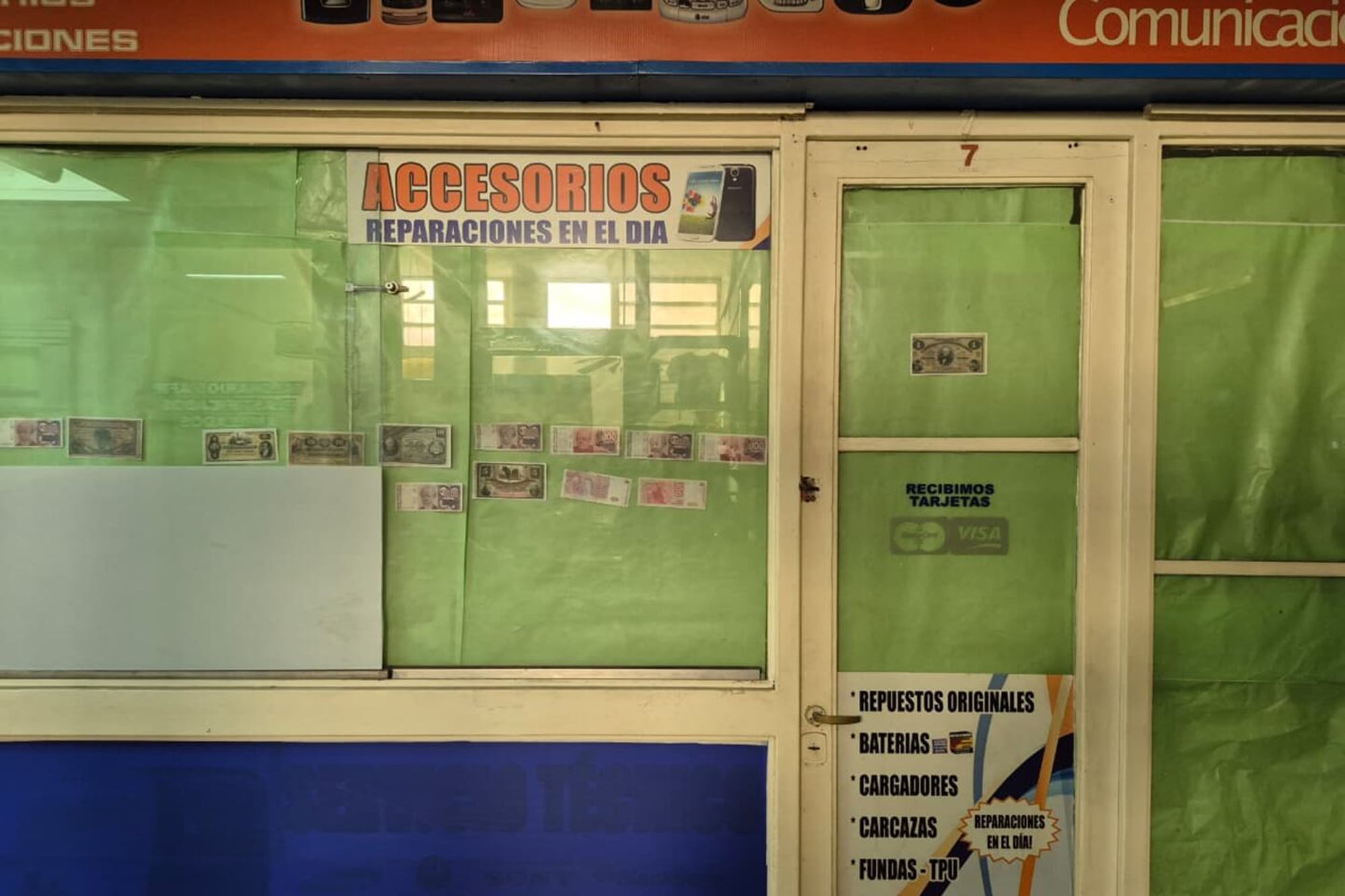 Un local cerrado y vacío en una galeria cordobesa donde un informe revela que la vacancia crece