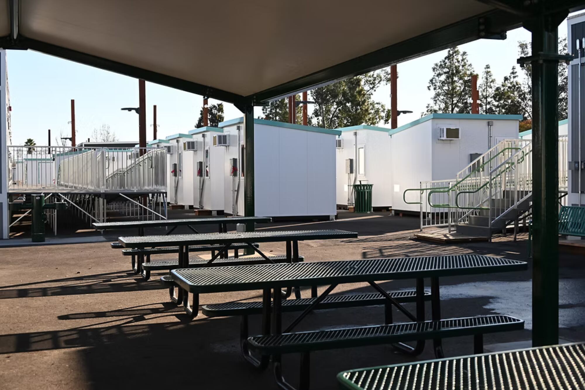 El Safe Stay Community cuenta con 155 unidades y capacidad para 175 personas en situación de calle