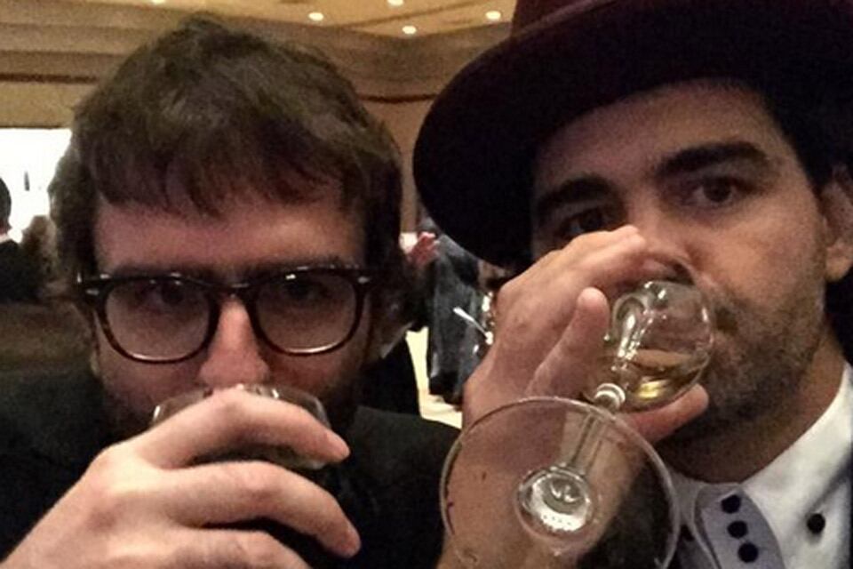 Los primos Nicolás Giacobone y Armando Bo en pleno brindis antes de que se conociera al ganador del Oscar en la categoría Mejor Guion Original