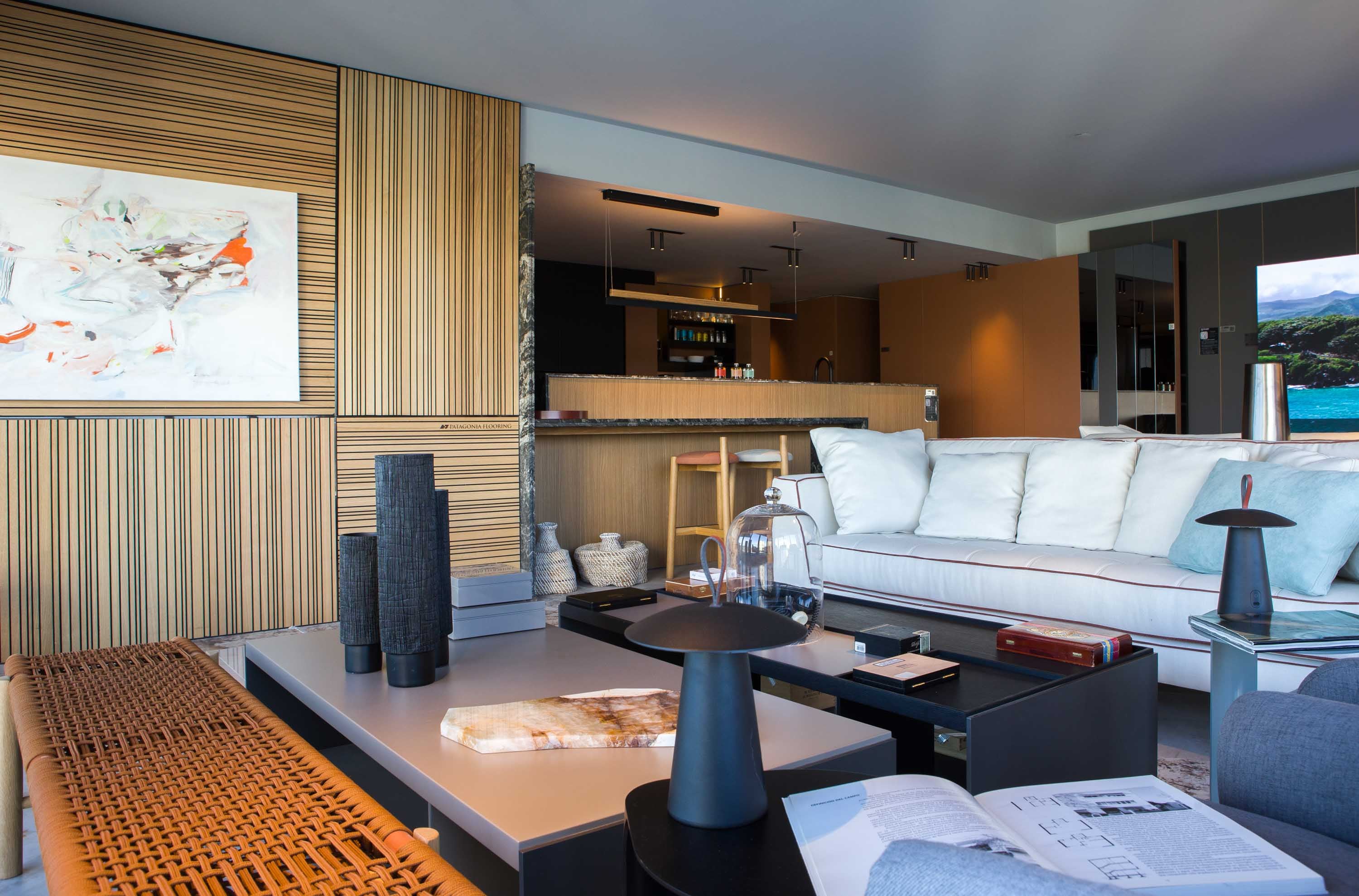 Sobre la pared de listones de madera (Patagonia Flooring), una obra de la artista Mariela Antonini (Diderot Art).