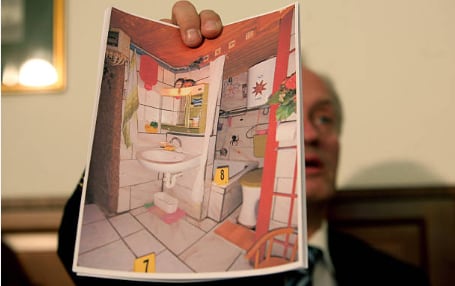 El jefe de la investigación policial mostrando una foto que detallaba cómo vivía Elisabeth en el sótano (Getty Images)