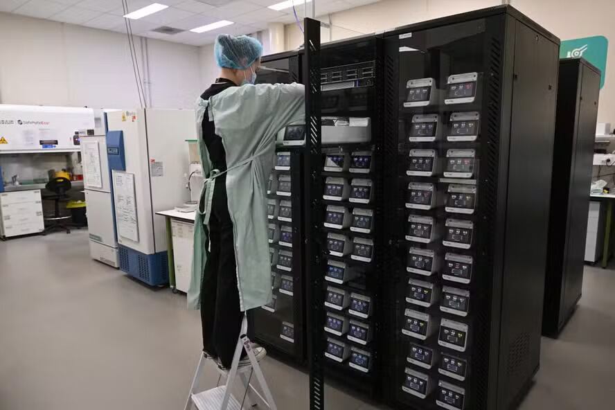 Chip con neuronas humanas aprende a jugar al Doom e impulsa la investigación sobre computadoras biológicas
