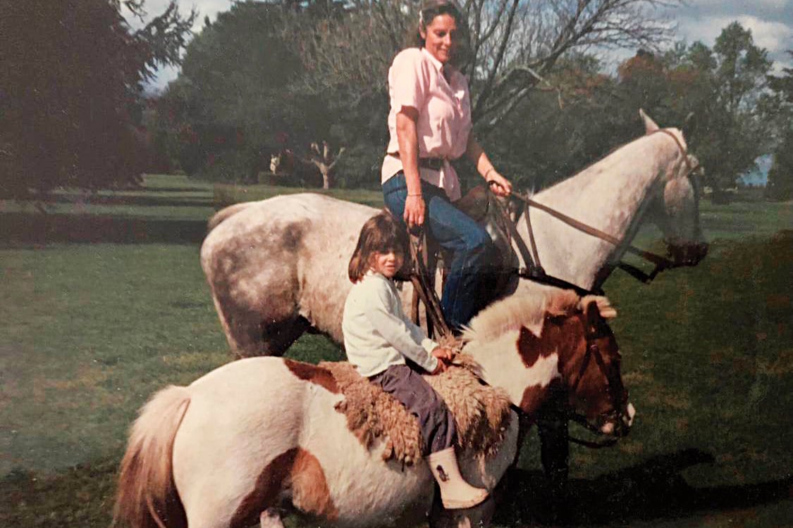 Con su mamá, Dolores Blaquier Nelson. “Es una mujer magnética, que tiene amigos de todas las edades porque en el alma no hay tiempo. Me llevo muy bien con ella”, dice