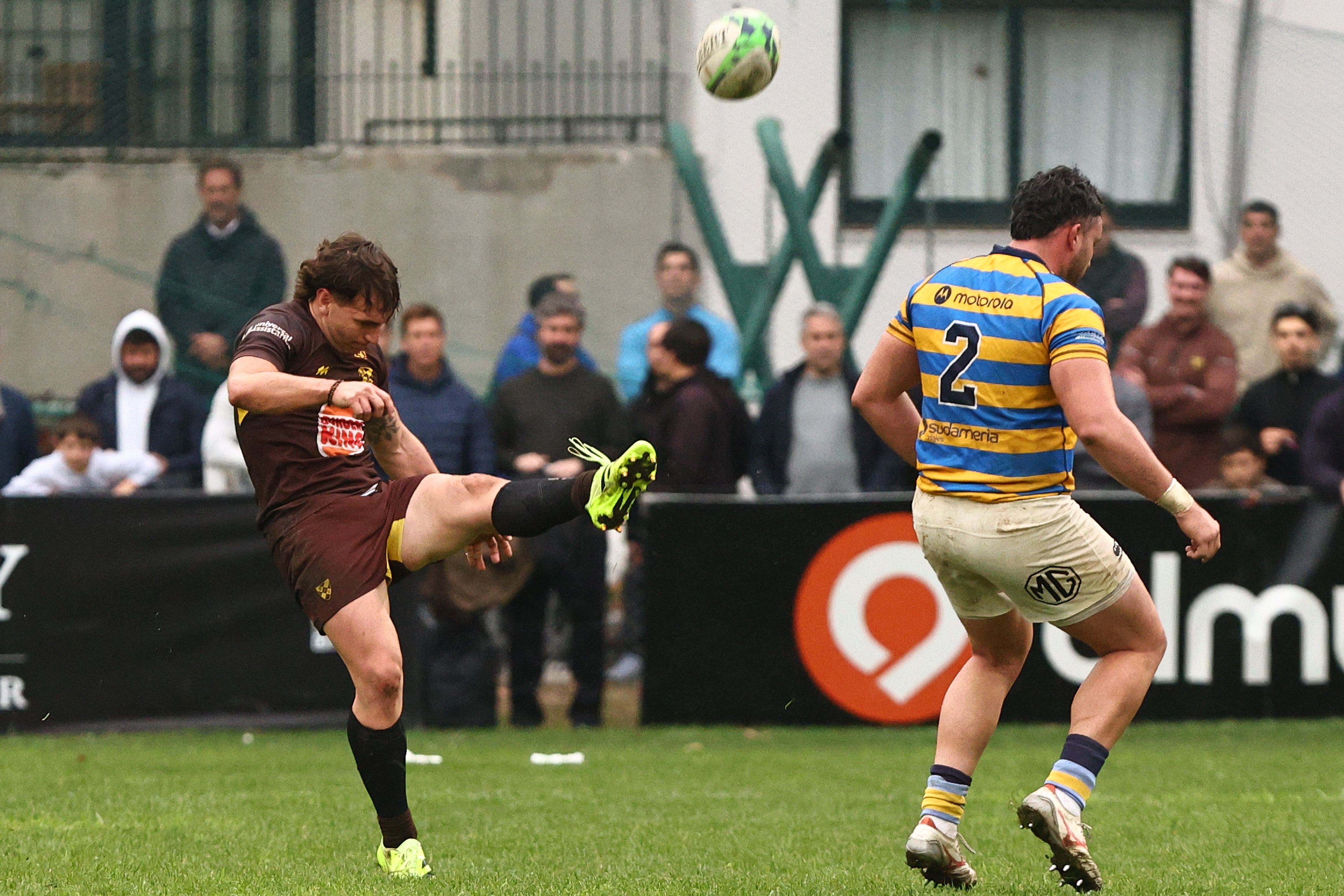 Patea el fullback de Belgrano, Juan Landó; ante el 2 de Hindú, Agustín Capurro, hooker, reemplazado al final del segundo tiempo