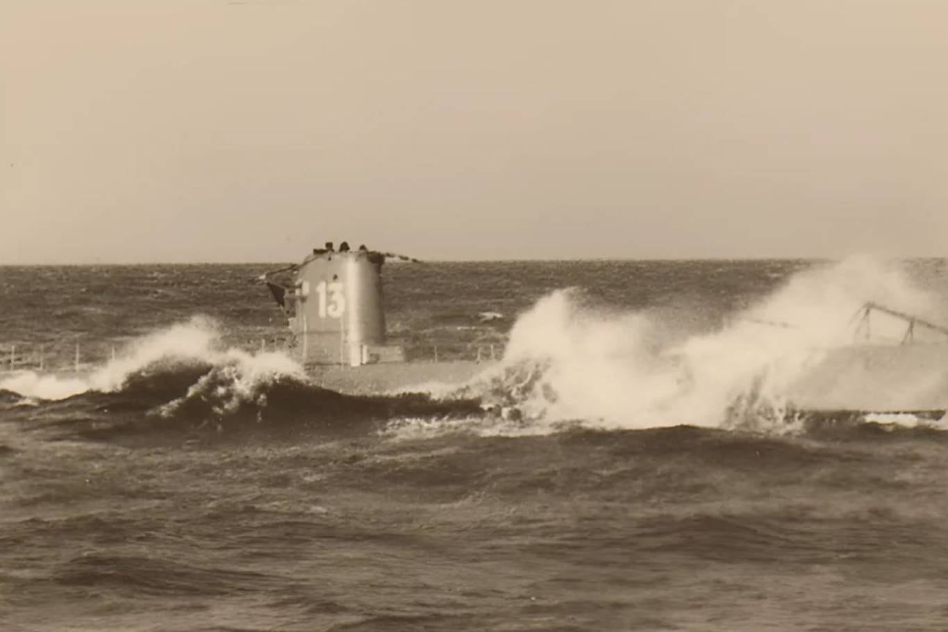 El submarino U-13 navegando en las aguas de Kiel antes de la guerra; Scheringer realizó dos patrullas a bordo de este submarino