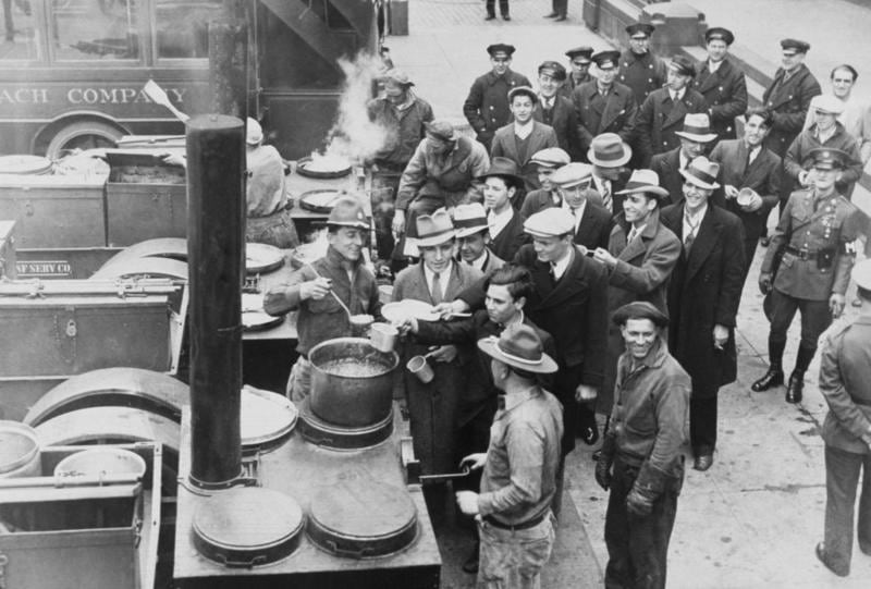 Incluso quienes habían conseguido un empleo público gracias al New Deal de Roosevelt debían recurrir a la comida gratuita entregada por el gobierno