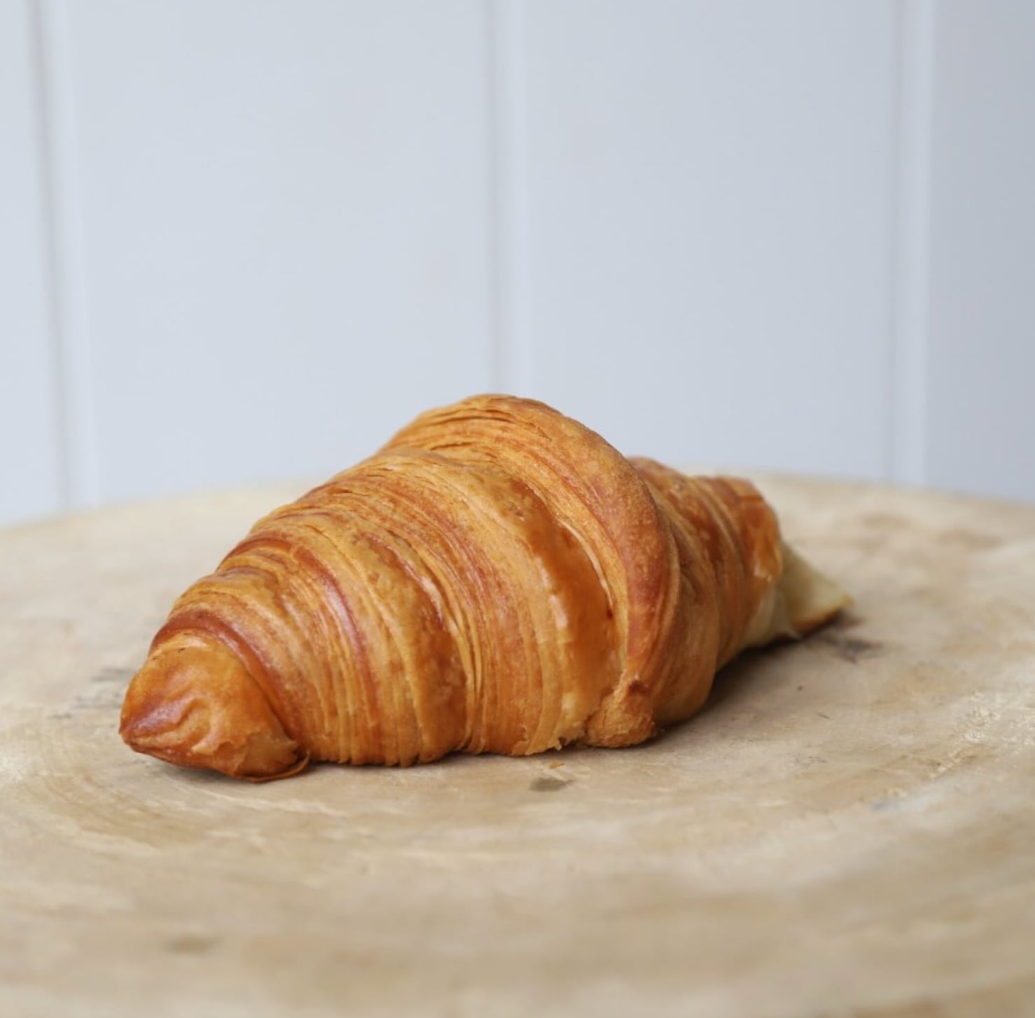Esponjoso y capaz de disfrutarse solo o relleno: el croissant de Le Blé