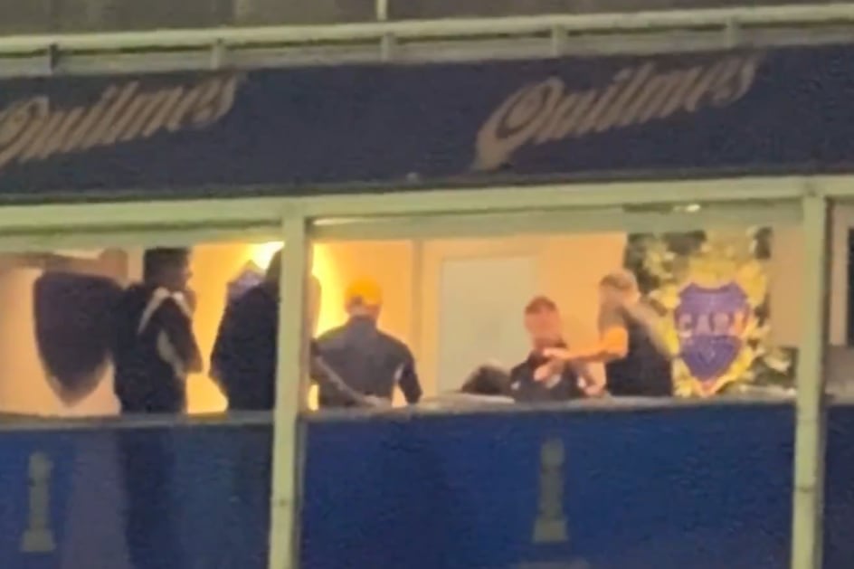 La imagen de Juan Román Riquelme en el palco con una Bombonera en penumbras