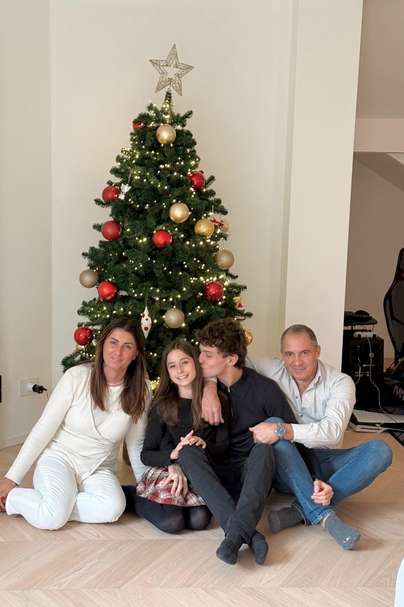 Con su familia, en una de las últimas navidades. Su madre, Verónica, también trabajó en el sector automovilístico