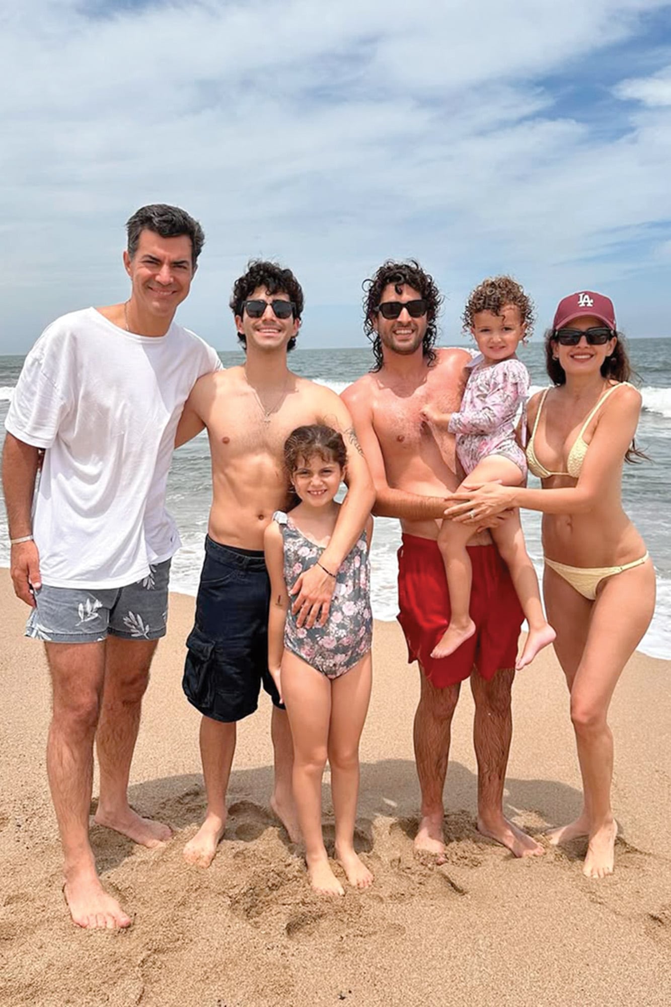 Juan Manuel Urtubey, Mateo, Belita, Lucas (con Julia a upa) e Isabel posan con el mar de fondo