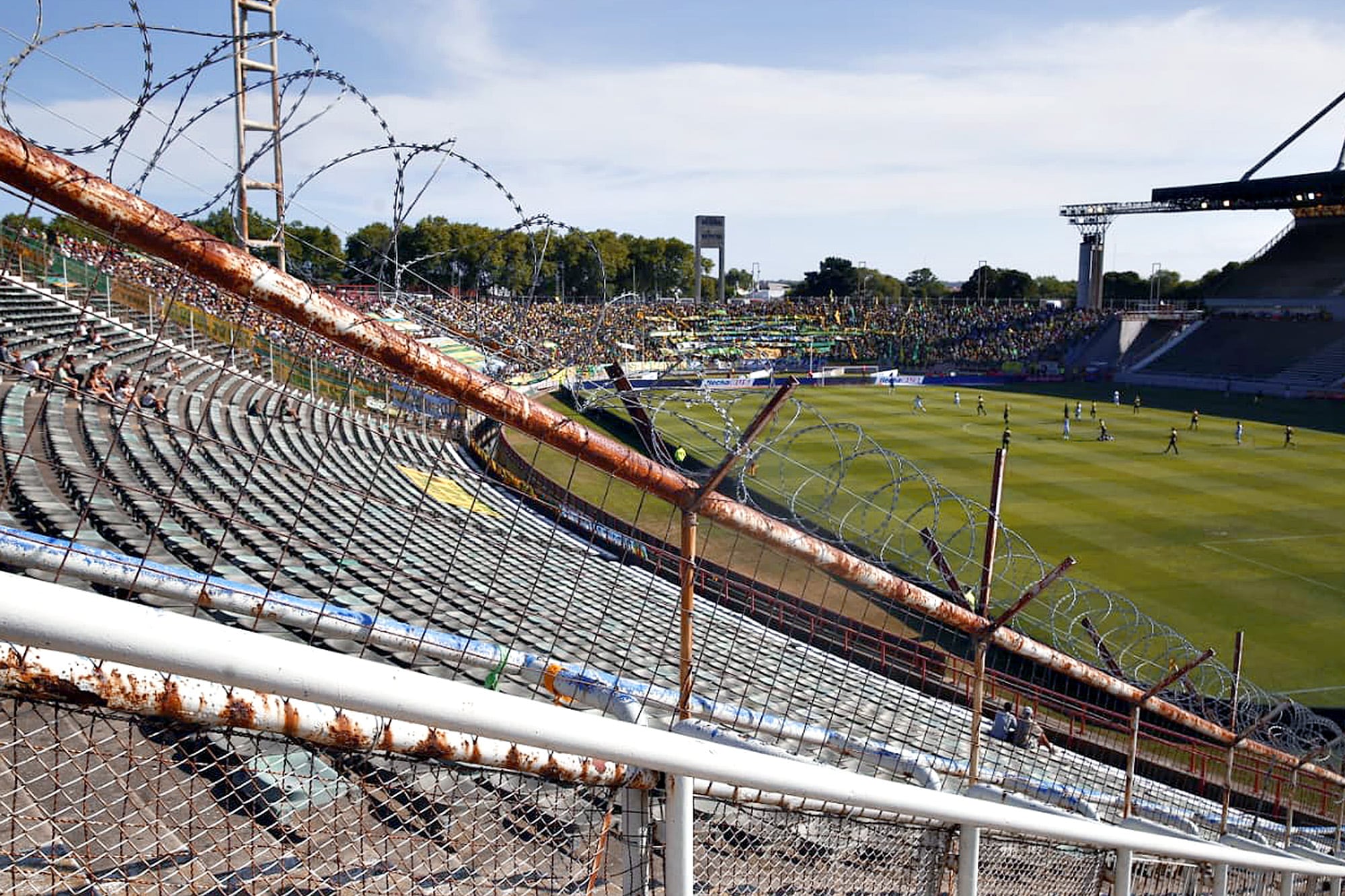 El partido entre Aldosivi y Defensa y Justicia tuvo varios sectores despoblados por los problemas edilicios del estadio Minella