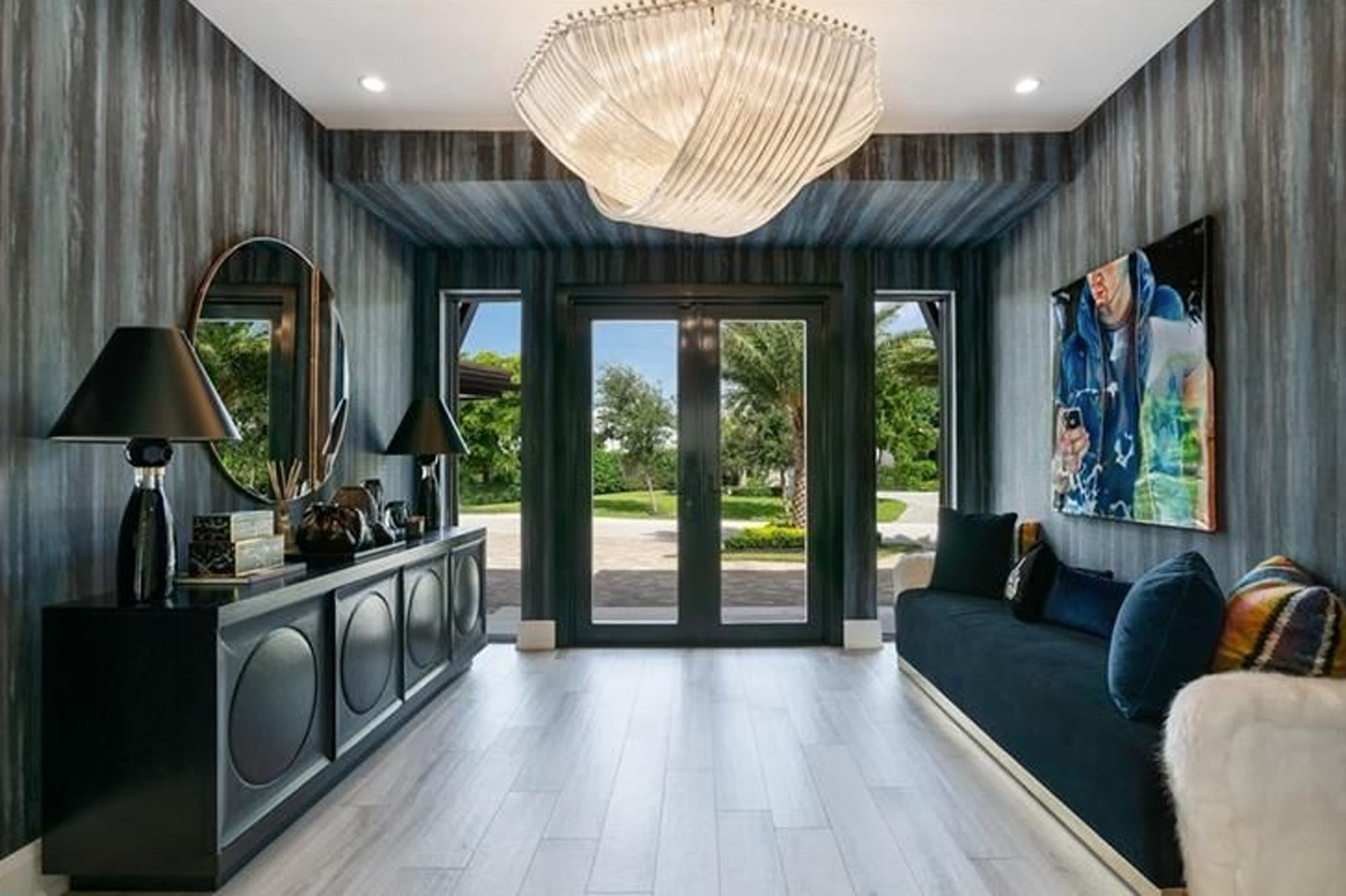 Lionel Messi: la casa a la que vuelve su familia después de cada partido, cuánto la pagó, dónde está y cómo es por dentro 13 Un espacio privado separado del living comedor