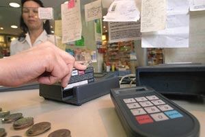 Una cliente muestra cómo su tarjeta de membresía de Costco le ahorró US$88 en la instalación de neumáticos en Discount Tire