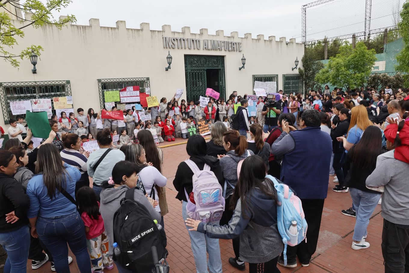 Alumnos del Instituto Almafuerte participaron de una protesta frente al establecimiento para reclamar por la continuidad de la actividad educativa