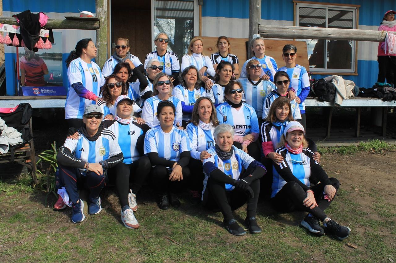 El equipo está integrado por 25 mujeres de 45 a 71 años (Foto: @seleccionargentinaenrosa)