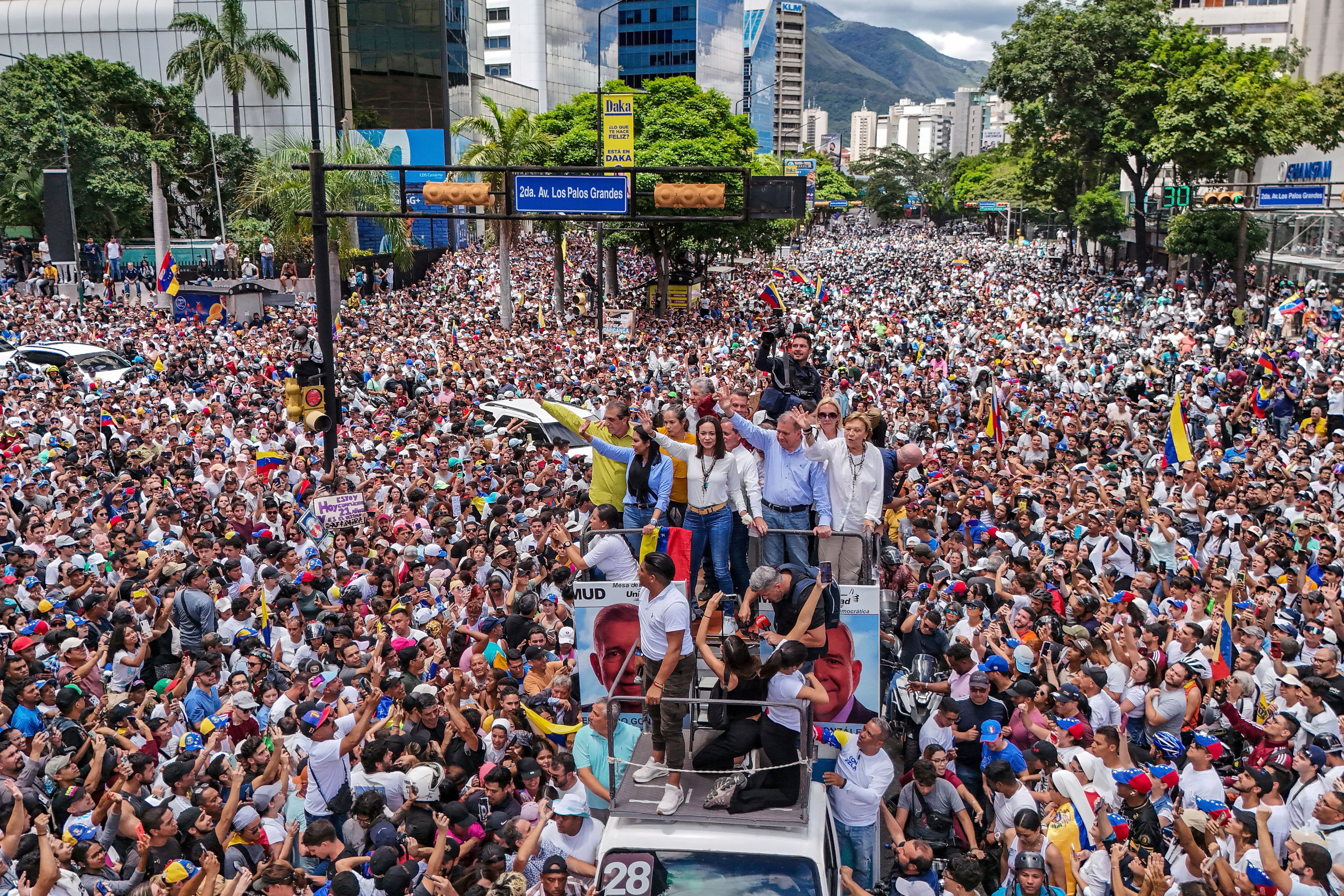 La líder opositora María Corina Machado y el candidato opositor Edmundo González viajan encima de un camión durante una protesta contra los resultados oficiales de las elecciones presidenciales que declararon ganador al presidente Nicolás Maduro en Caracas, Venezuela.
