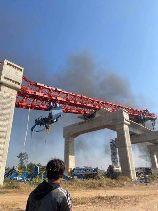 La grúa colapsó mientras construía una nueva vía para trenes de alta velocidad