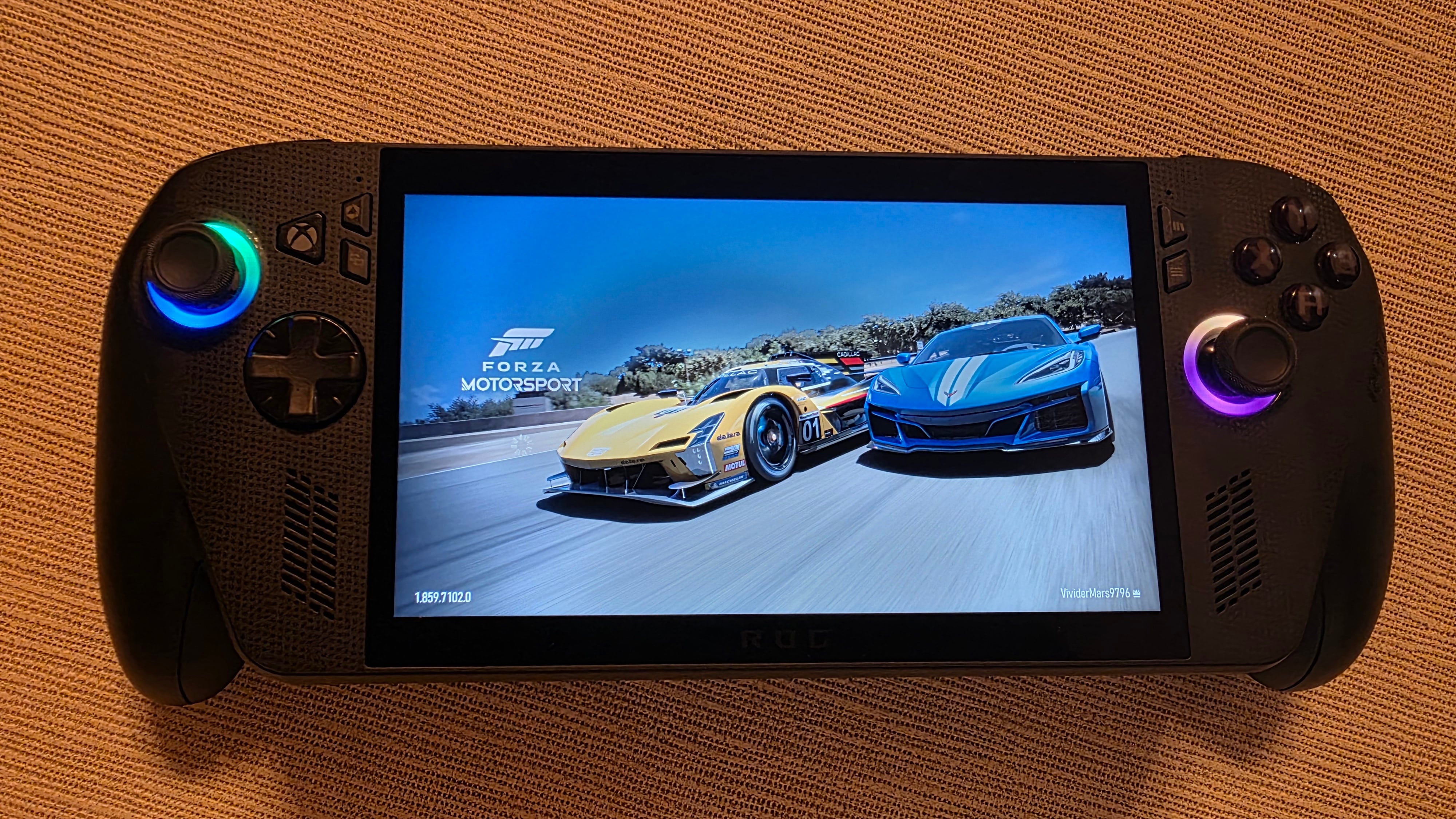 La ROG Xbox Ally X permite acceder a toda la biblioteca de juegos de PC y de Xbox vía Game Pass, pero como usa Windows 11 se puede usar Steam y otras plataformas