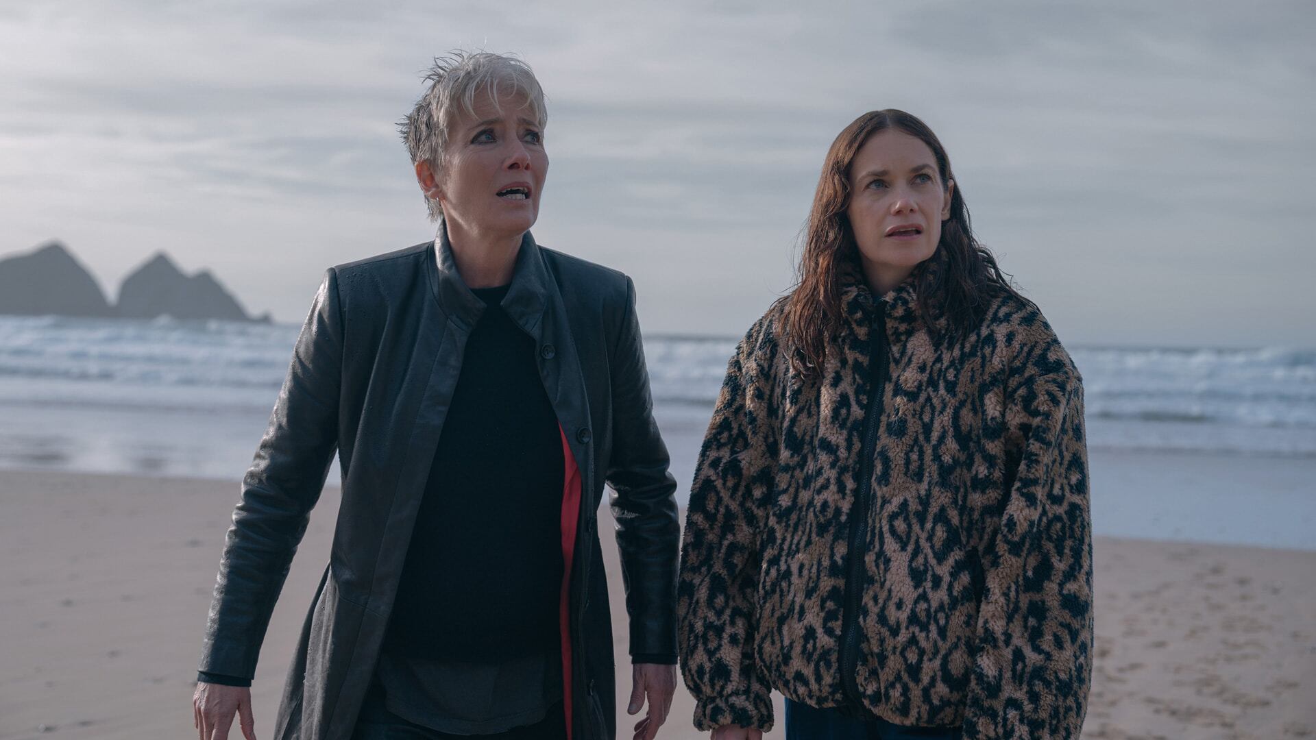 Emma Thompson: su última y peligrosa aventura, su gusto por “la maldad oculta” y sus “amores clandestinos” 6 Thompson y Ruth Wilson forman el binomio perfecto de detective y clienta en esta historia de misterios y conspiraciones estrenada en Apple TV+