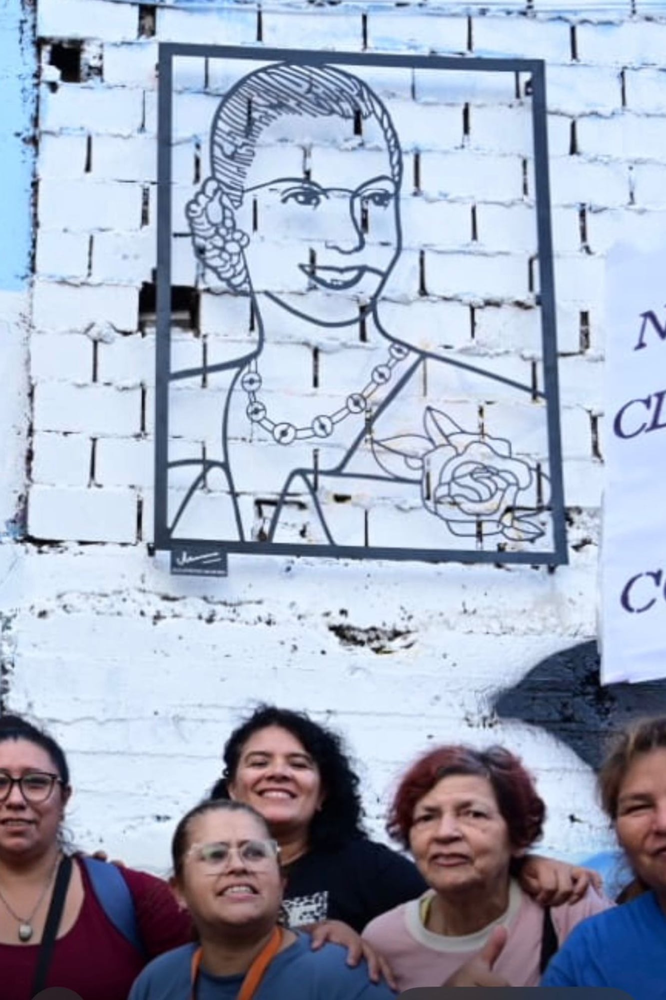 Los vecinos del Barrio 31 reinstalaron la obra donada por Alejandro Marmo en el mismo lugar del que la retiró el gobierno porteño