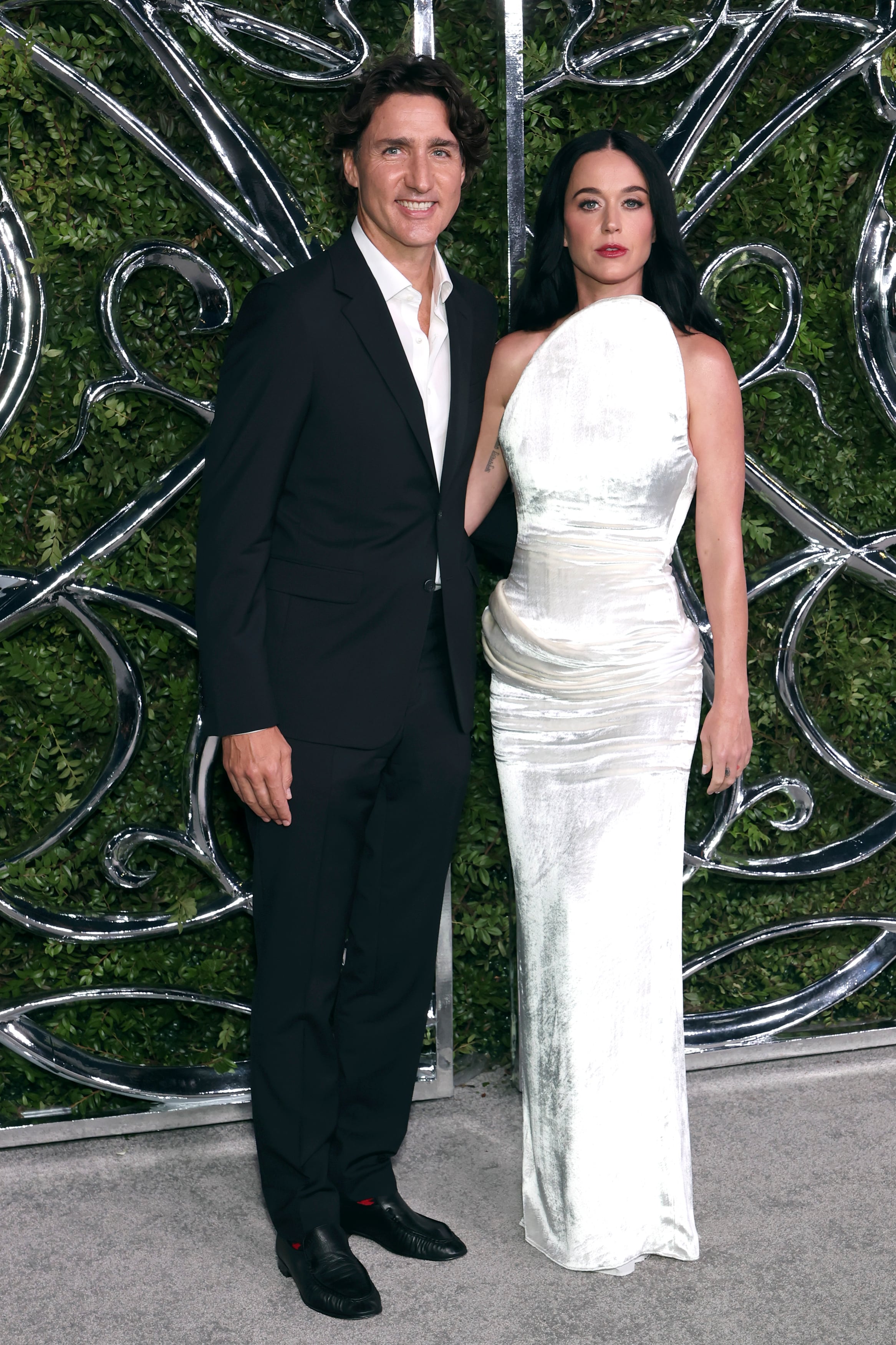 Otra de las parejas de moda: Justin Trudeau y Katy Perry, con un vestido de la colección primavera 2027 de Christian Siriano, con escote escultural