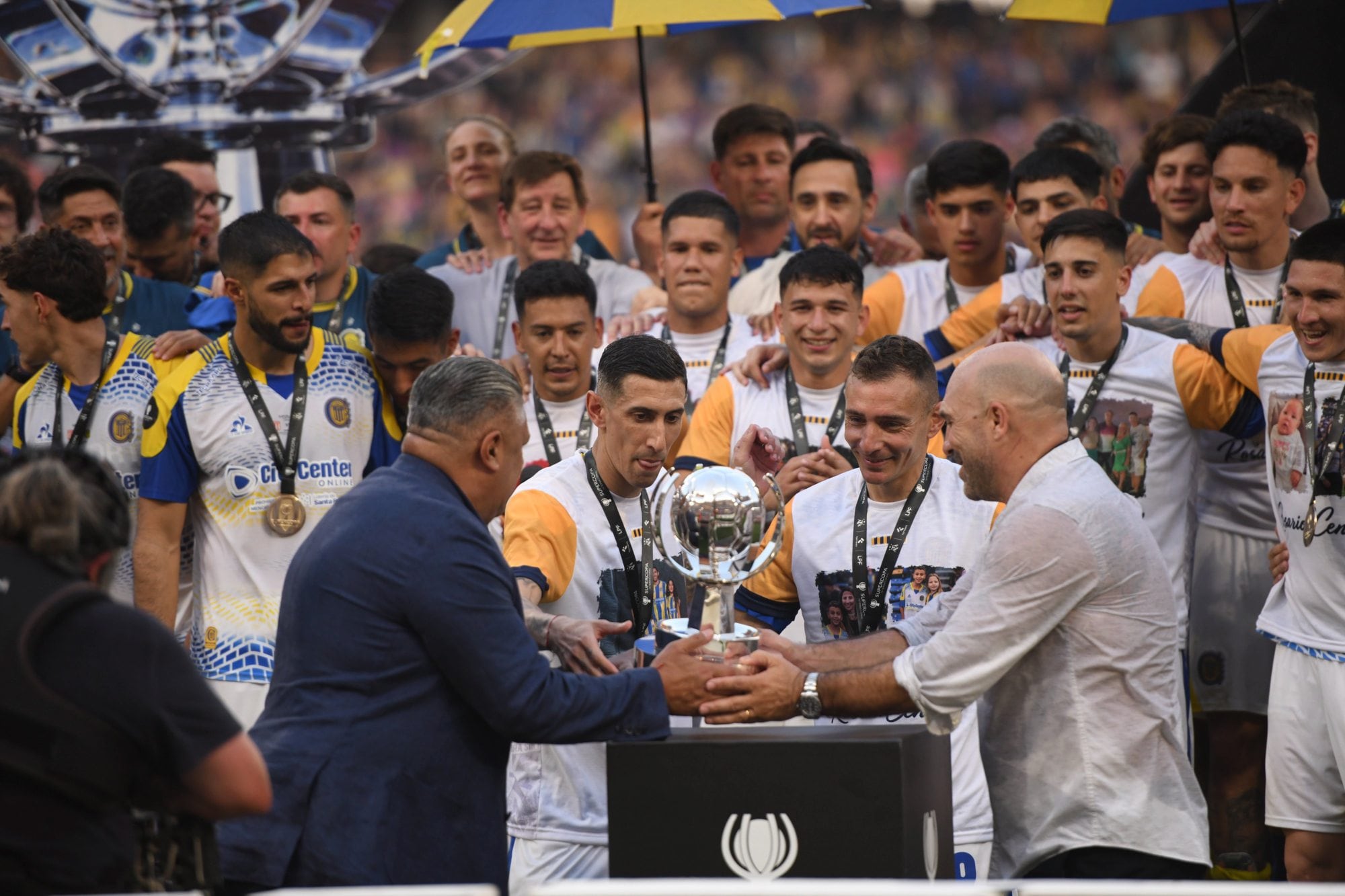 Claudio Tapia, Angel Di María, Marco Ruben y Gonzalo Belloso, presidente de Rosario Central y otro trofeo desprestigiado