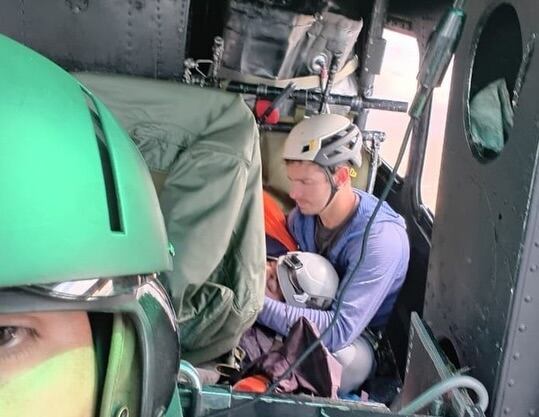 El experimentado guía argentino Emanuel Hartmann fue trasladado en helicóptero hacia El Calafate