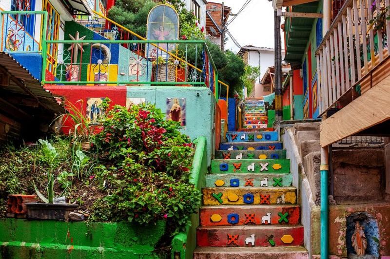 Pinturas y artefactos coloridos a lo largo de una escalera en Guatapé, Colombia