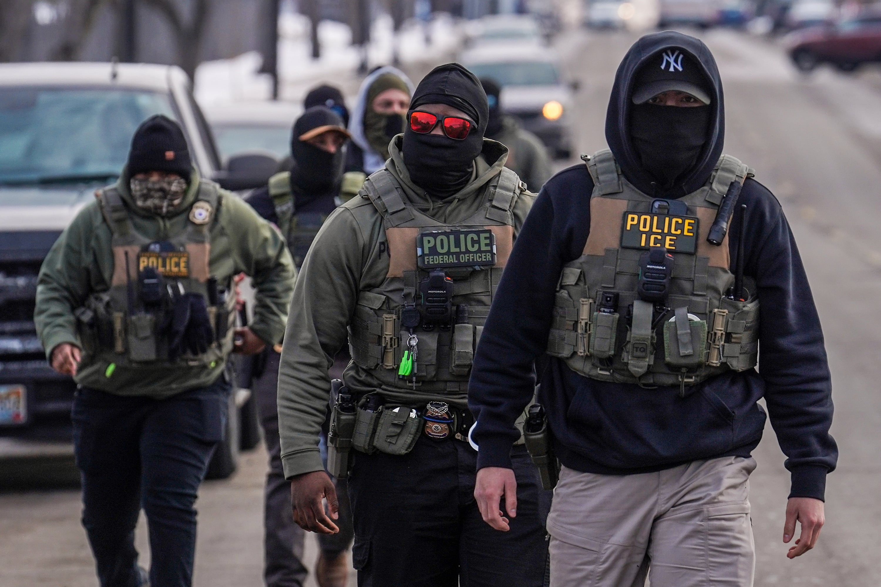 Los agentes del ICE realizan redadas con sus rostros cubiertos en Nueva York y todo Estados Unidos