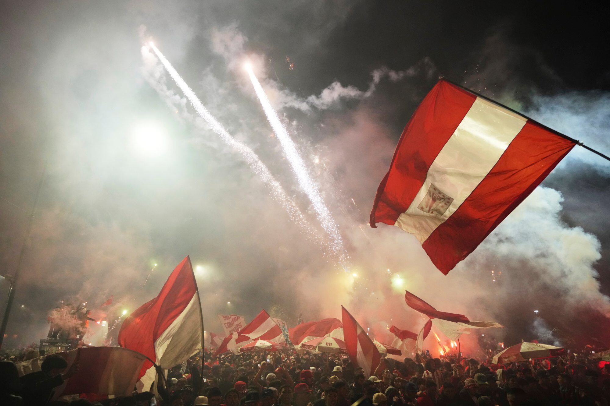 El impresionante show de fuegos artificiales de los hinchas en las afueras del estadio UNO en La Plata (AP Photo/Gustavo Garello)