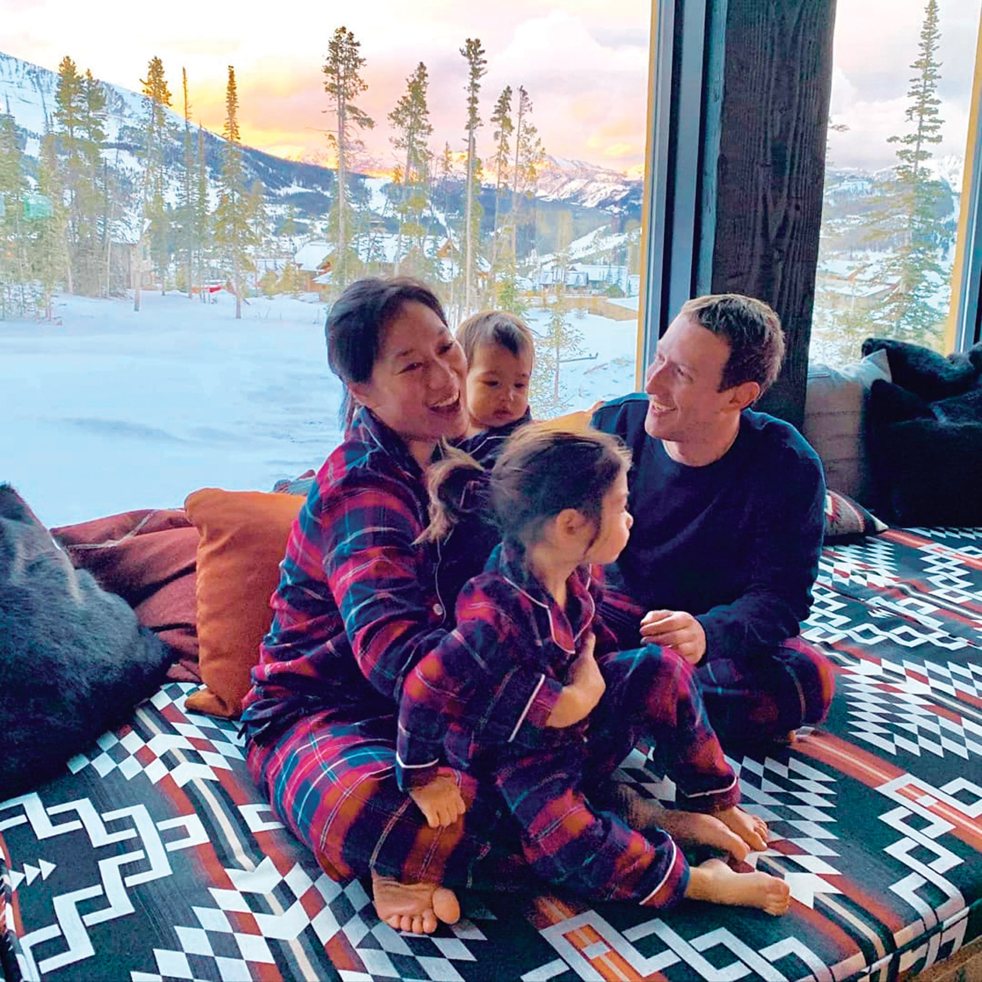 El director ejecutivo de Meta con su mujer, Priscilla Chan, y sus hijas, Maxima y August