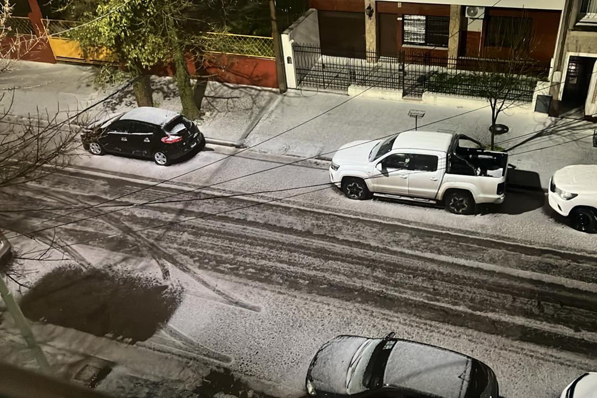 Inusual caída de graupel que tiñó de blanco a Bahía Blanca