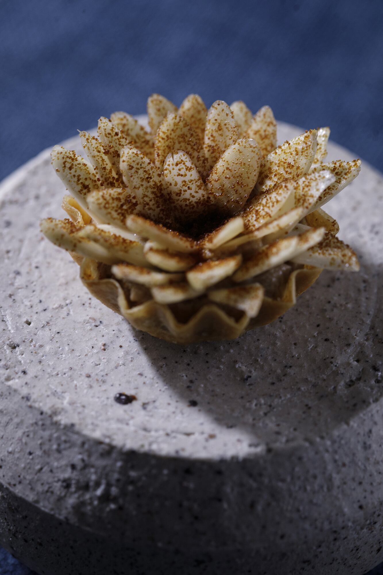 Uno de los platos de su menú: almendras, dátiles y cebolla