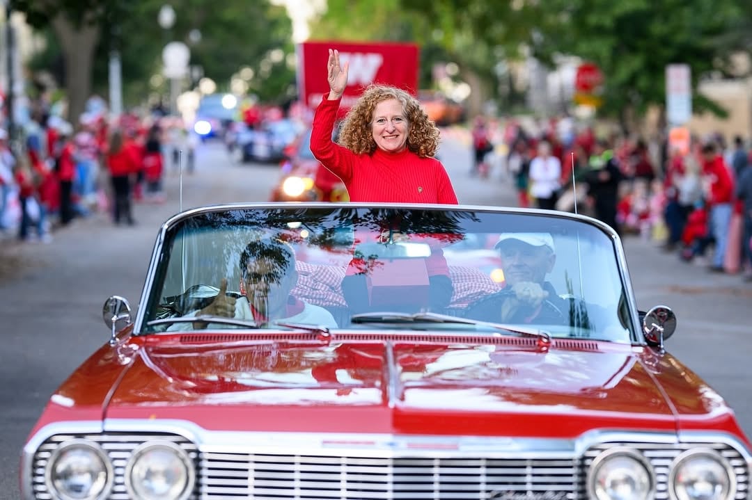 Mnookin, de 58 años, dirige un campus público de investigación emblemático en la Universidad de Wisconsin-Madison que atiende a más de 50.000 estudiantes en 13 facultades y universidades