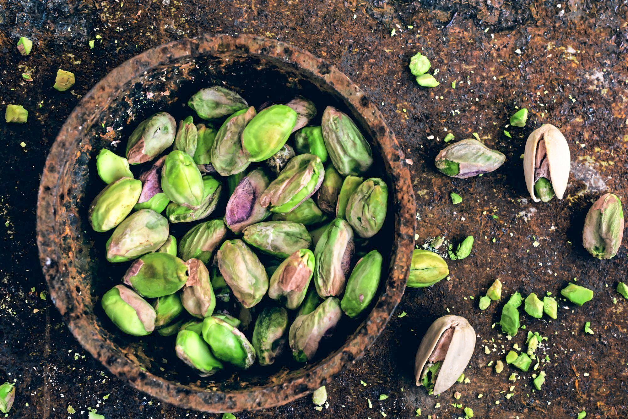 La reutilización de estos elementos no solo responde a una necesidad práctica, sino que también promueve una cultura de aprovechamiento integral de los alimentos