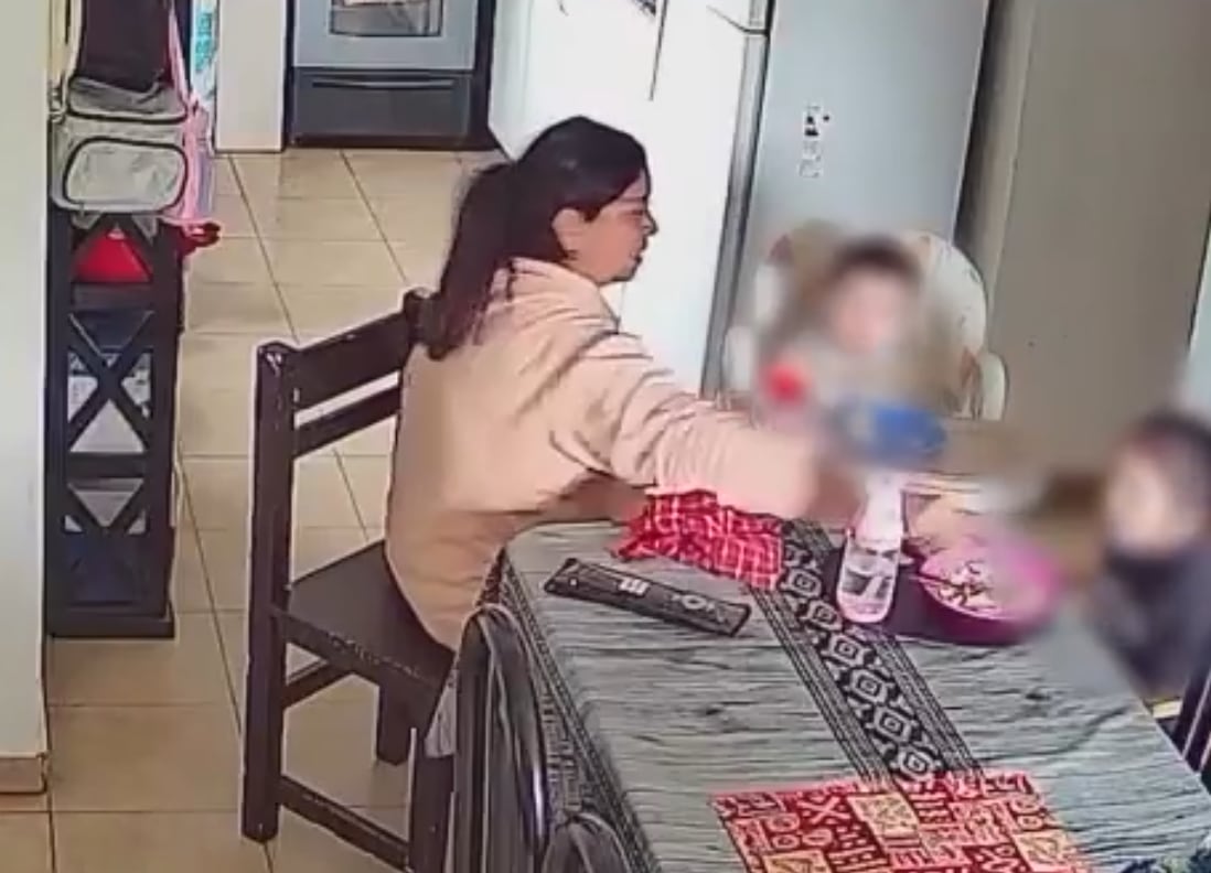 Una madre descubrió que la niñera le pegaba a su hija de tres años, la denunció y difundió el video en redes sociales