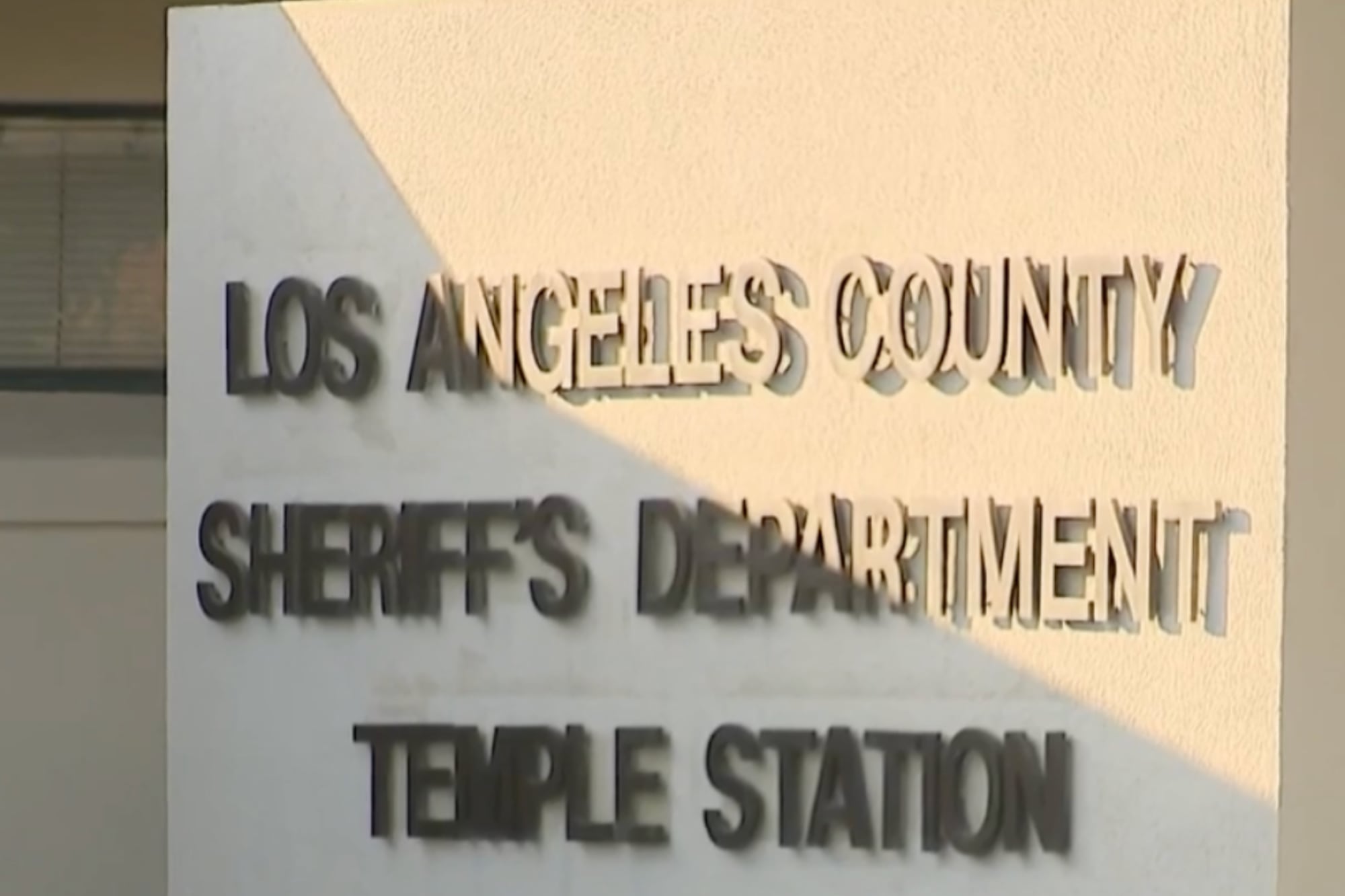 El caso comenzó cuando el Departamento de Servicios para Niños y Familias reportó la desaparición de la menor desde su vivienda en Duarte