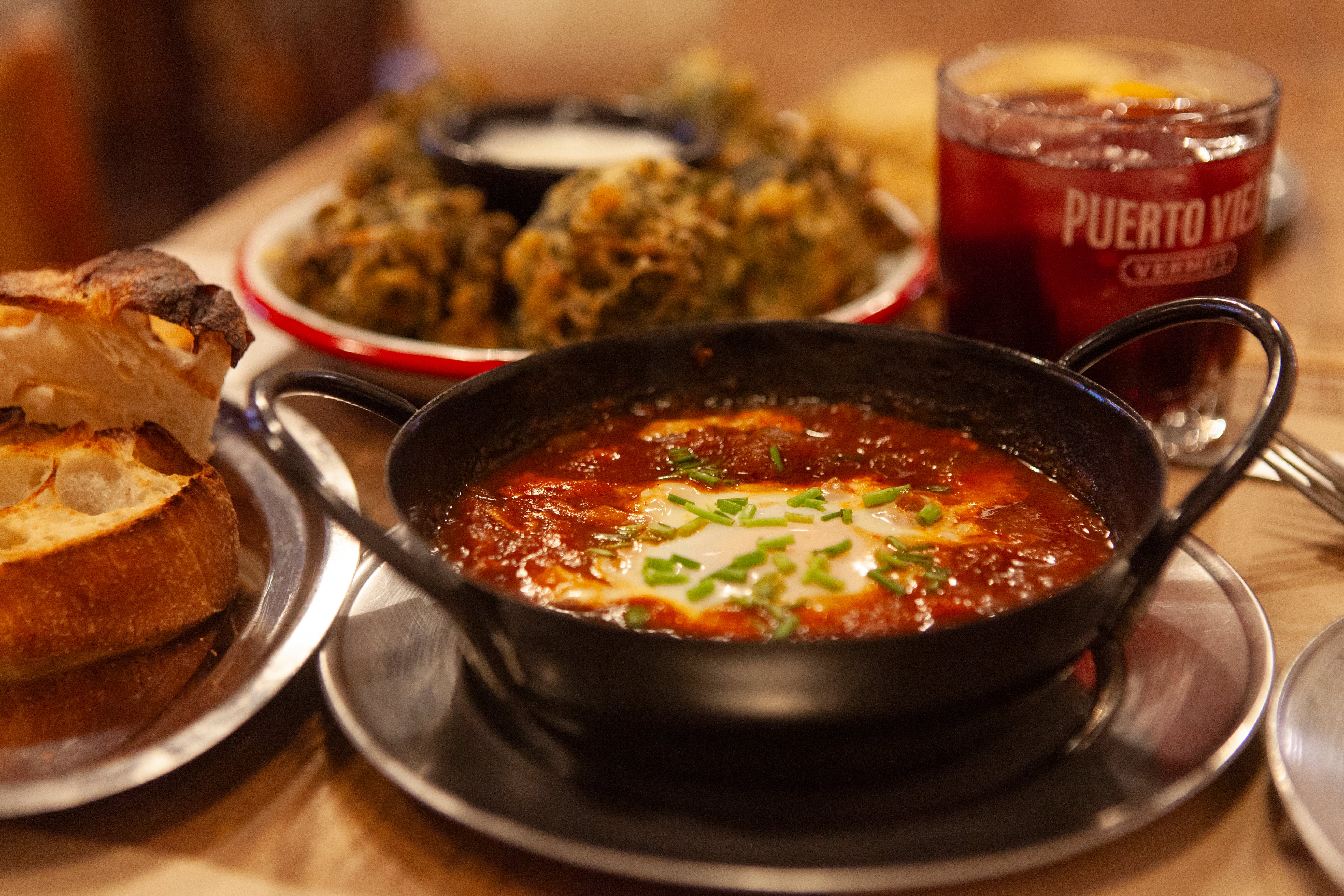 A un año de su peor tragedia: la ciudad histórica que resurgió y hoy es tendencia en gastronomía 7 Platitos y tapeo en Casa 12